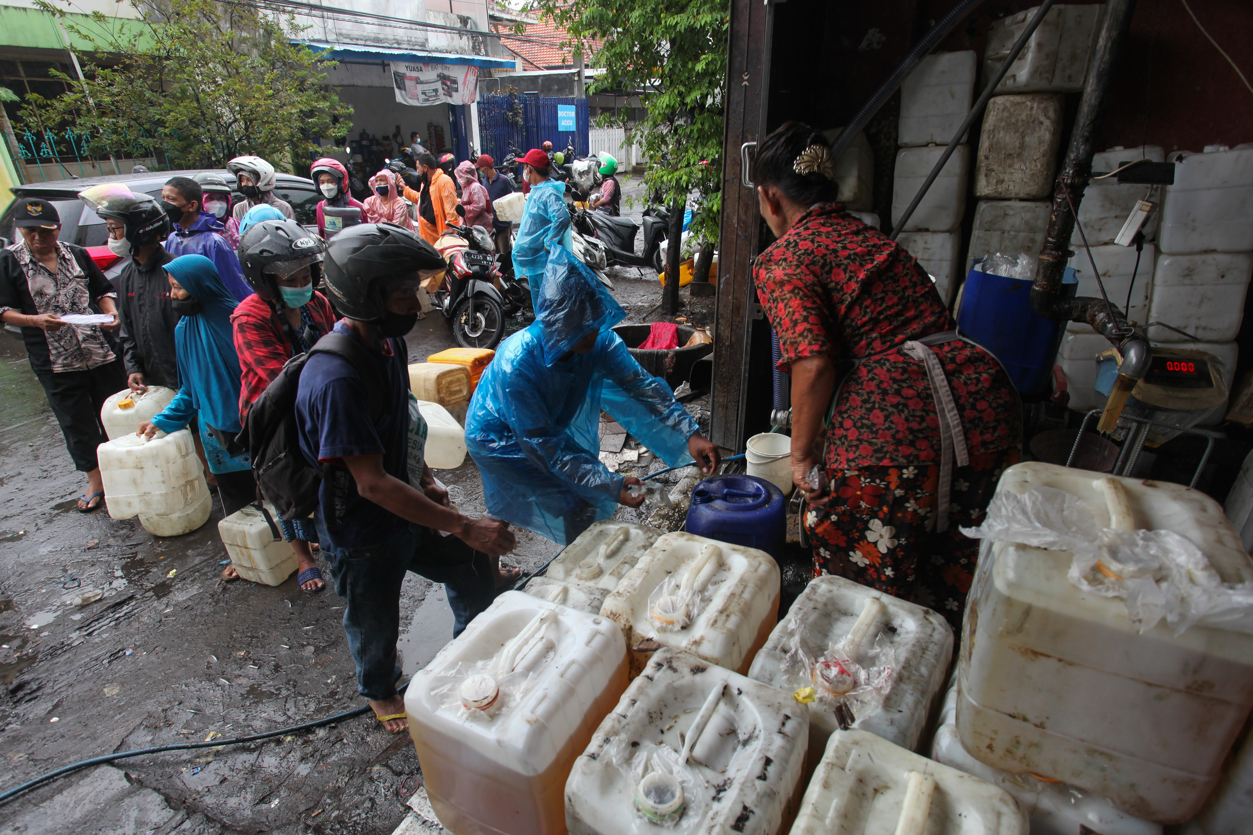 Warga antre untuk membeli minyak goreng curah di wilayah Surabaya, Jawa Timur.