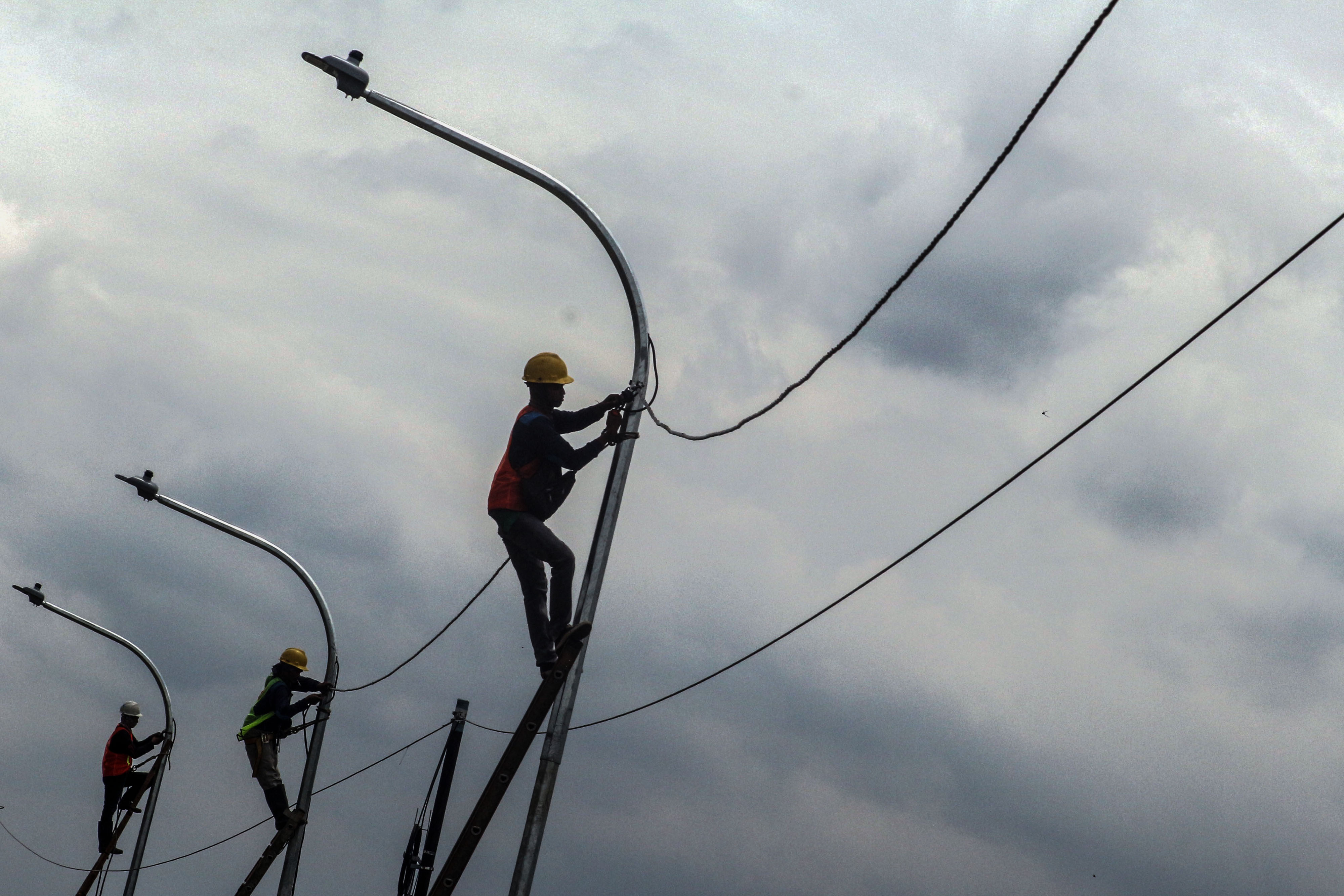 Petugas PT PLN Jawa Barat menyiapkan kehandalan pasokan listrik 