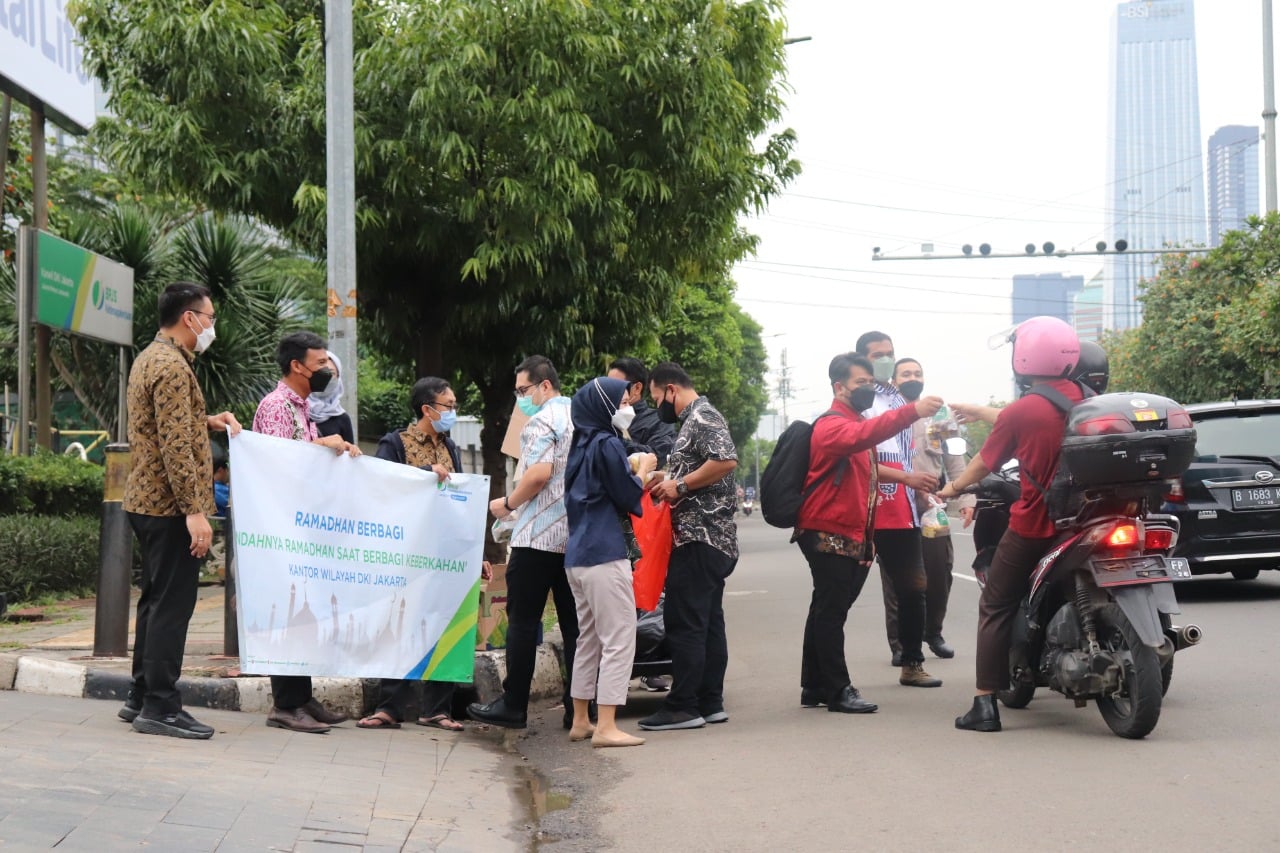 BPJAMSOSTEK Kanwil DKI Jakarta berbagi makanan berbuka kepada masyarakat sekitar menjelang saat berbuka puasa.