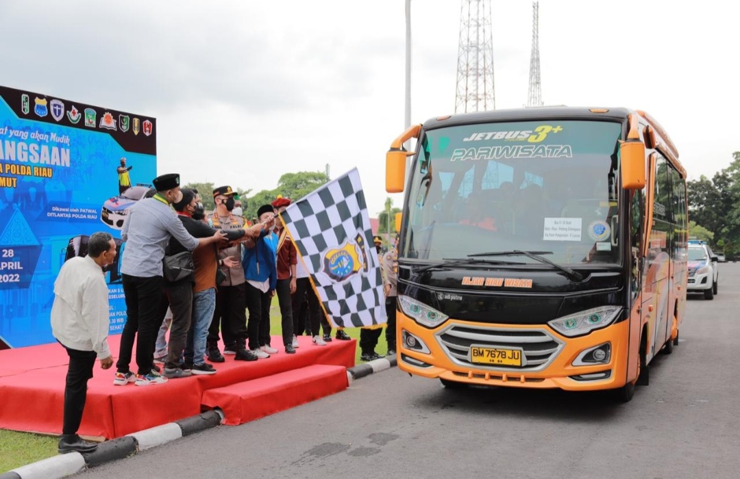 Pelepasan rombongan mudik gratis di Markas Polda Riau