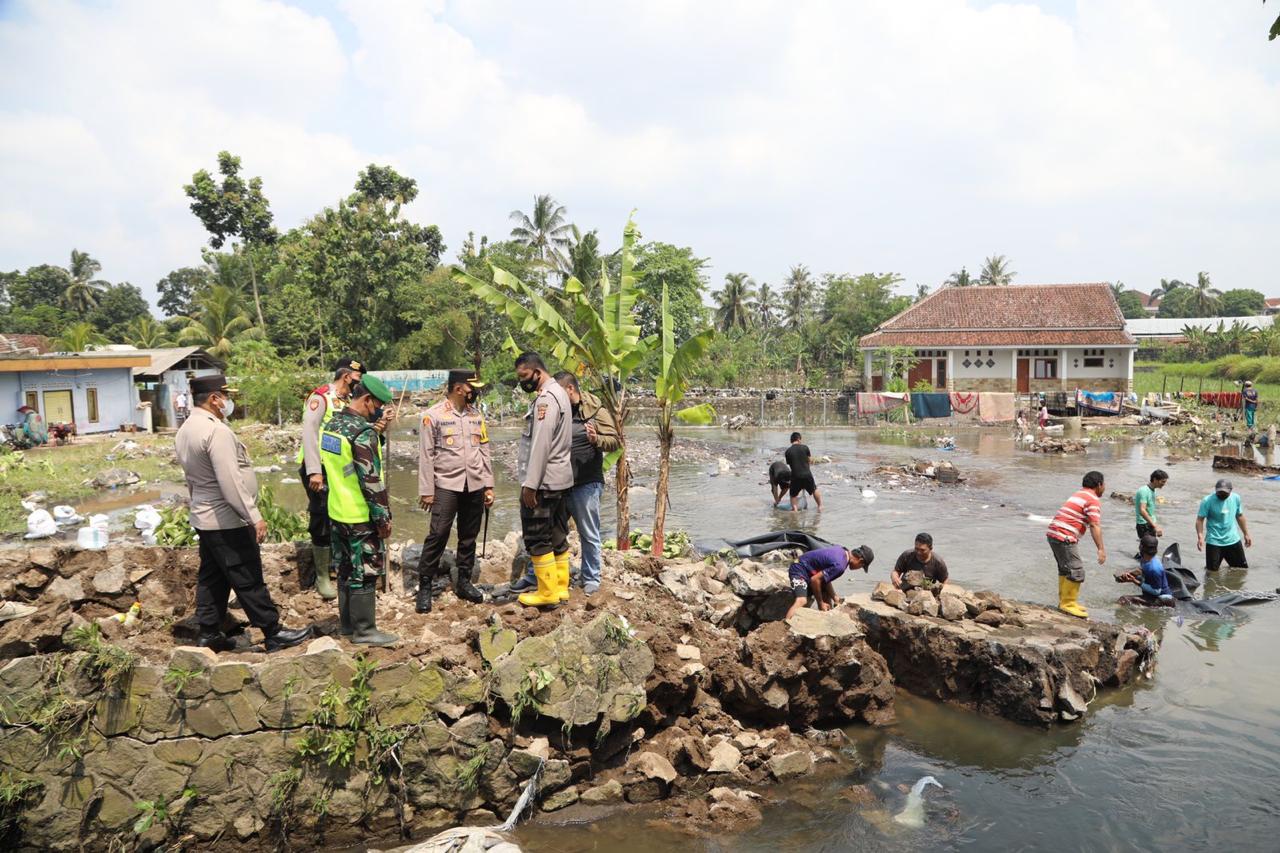 Kapolres Tasikmalaya Kota AKBP Aszahari Kurniawan, mengunjungi lokasi tanggul yang jebol yang menyebabkan banjir bandang, di Kampung Sukasir
