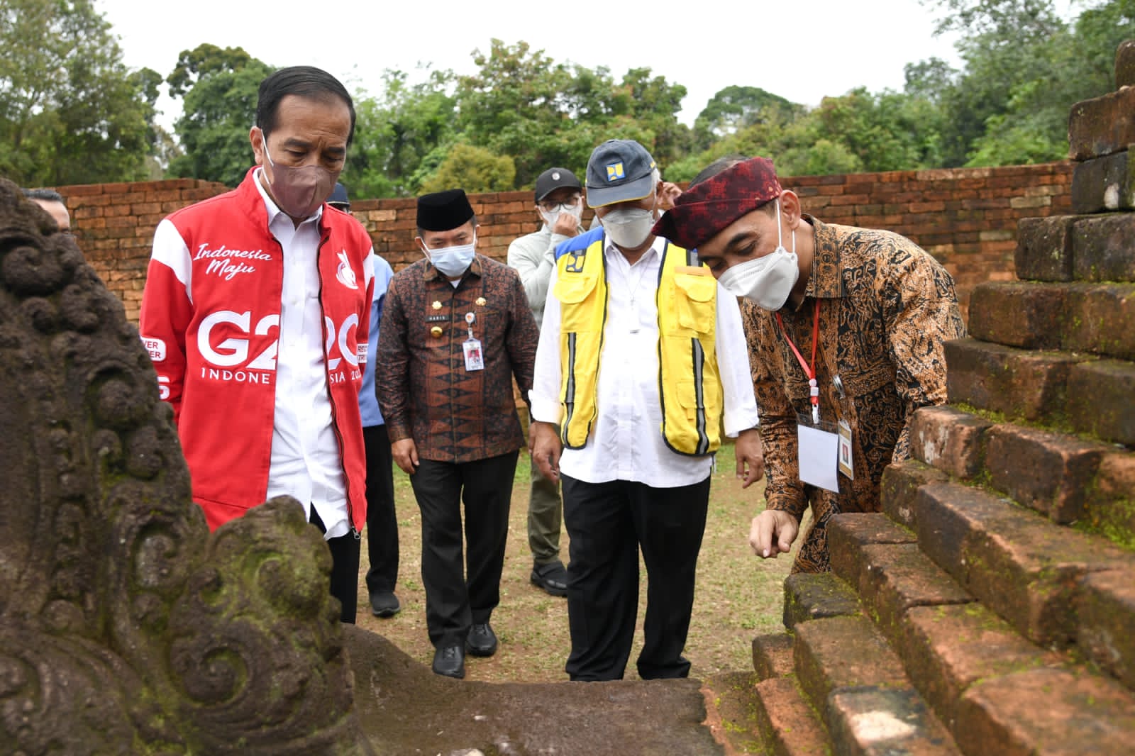 Presiden Jokowi saat meninjau Candi Kedaton di Muaro Jambi.