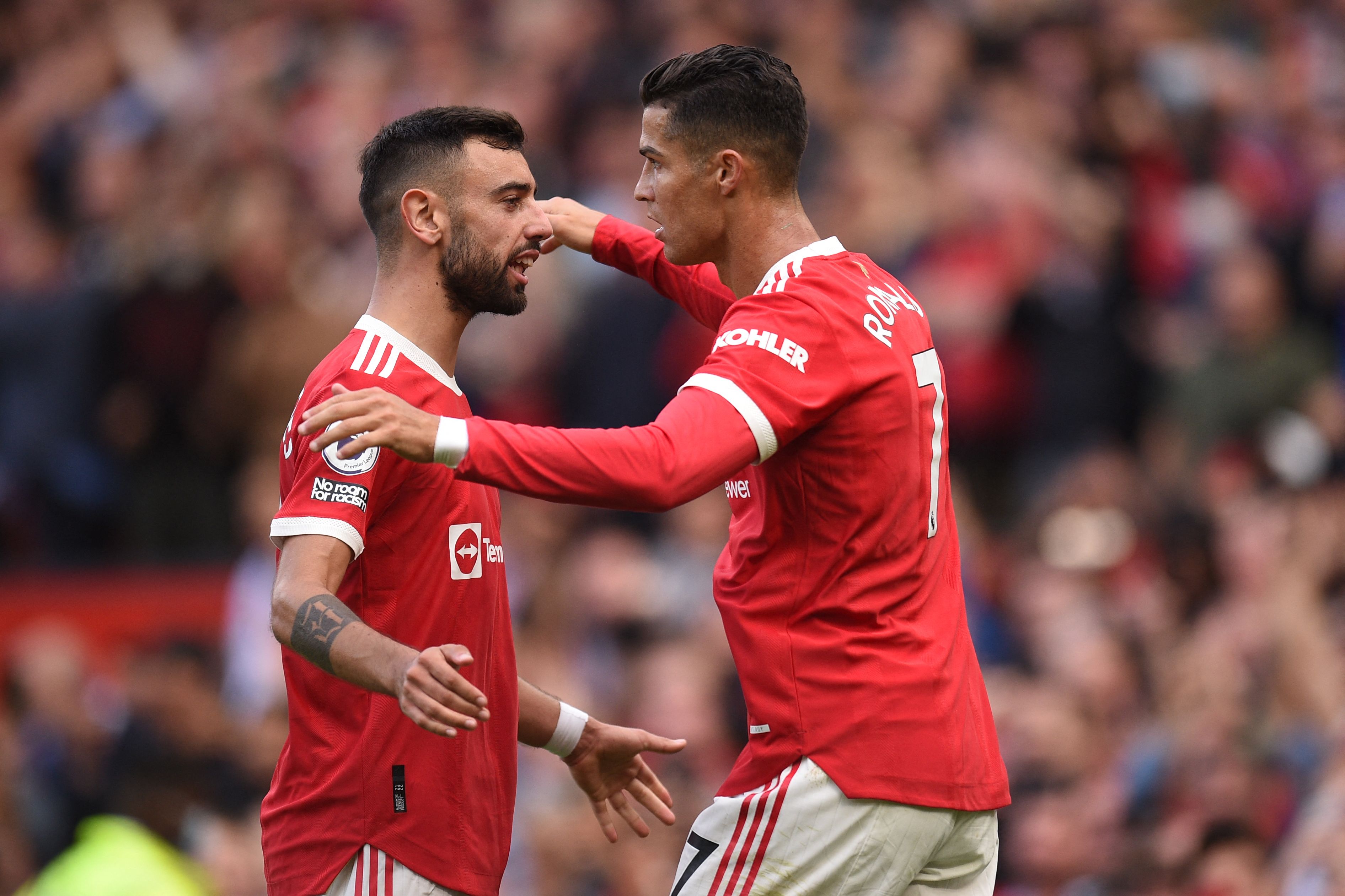 Duet pemain Manchester United Bruno Fernandes (kiri) dan Cristiano Ronaldo
