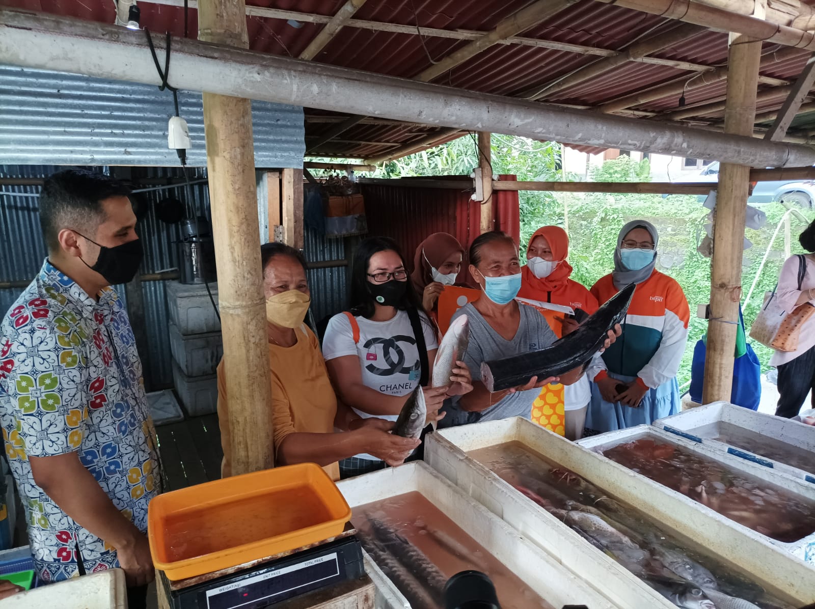 Direktur BTPN Syariah Fachmy Achmad (kiri) saat mengunjungi nasabah inspirasi BTPN Syariah di Bali.