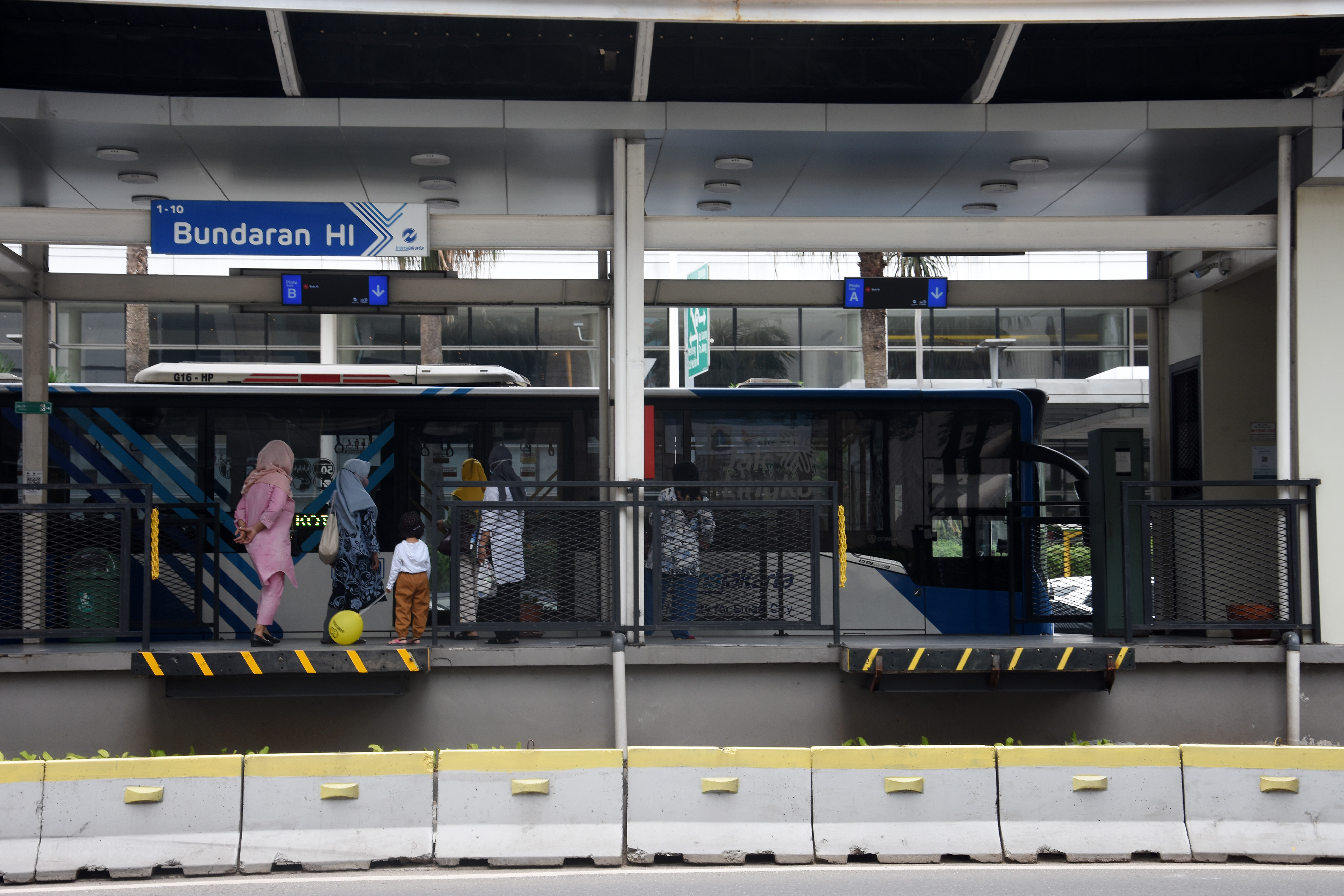 Calon penumpang menaiki bus TransJakarta di Halte Bundaran HI, Jakarta, Minggu (10/4/2022). PT Transjakarta melakukan revitalisasi 46 halte.