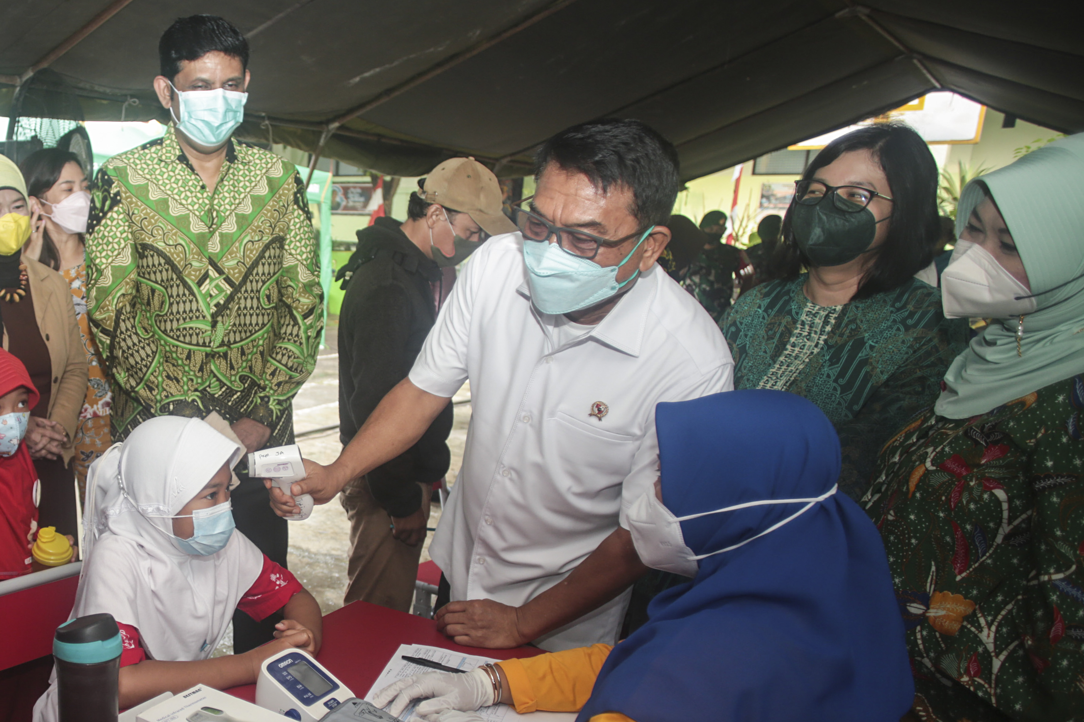Kepala Staf Kepresidenan Moeldoko saat meninjau kegiatan vaksinasi covid-19 untuk anak.