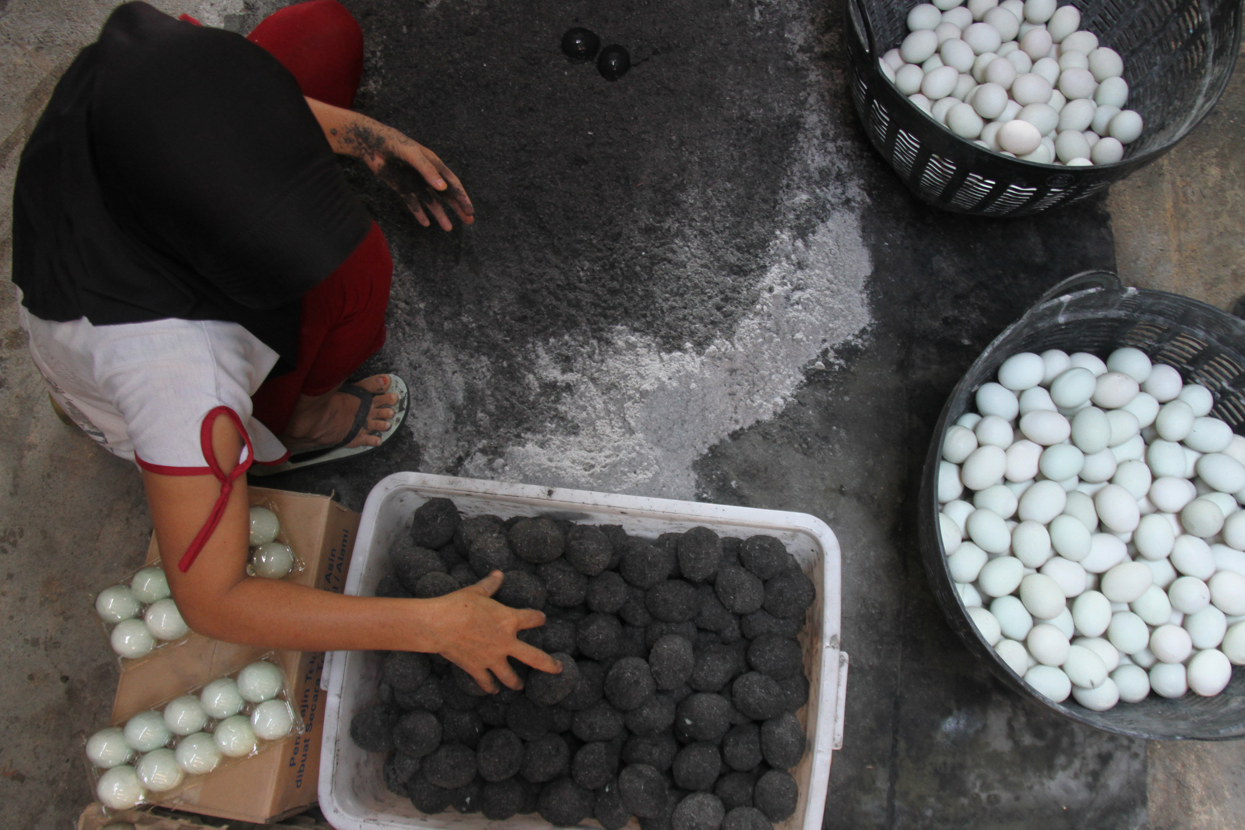 Pekerja melakukan proses pengasinan telur bebek di salah satu industri telur asin Desa Ujong Baroh, Aceh Barat, Aceh.