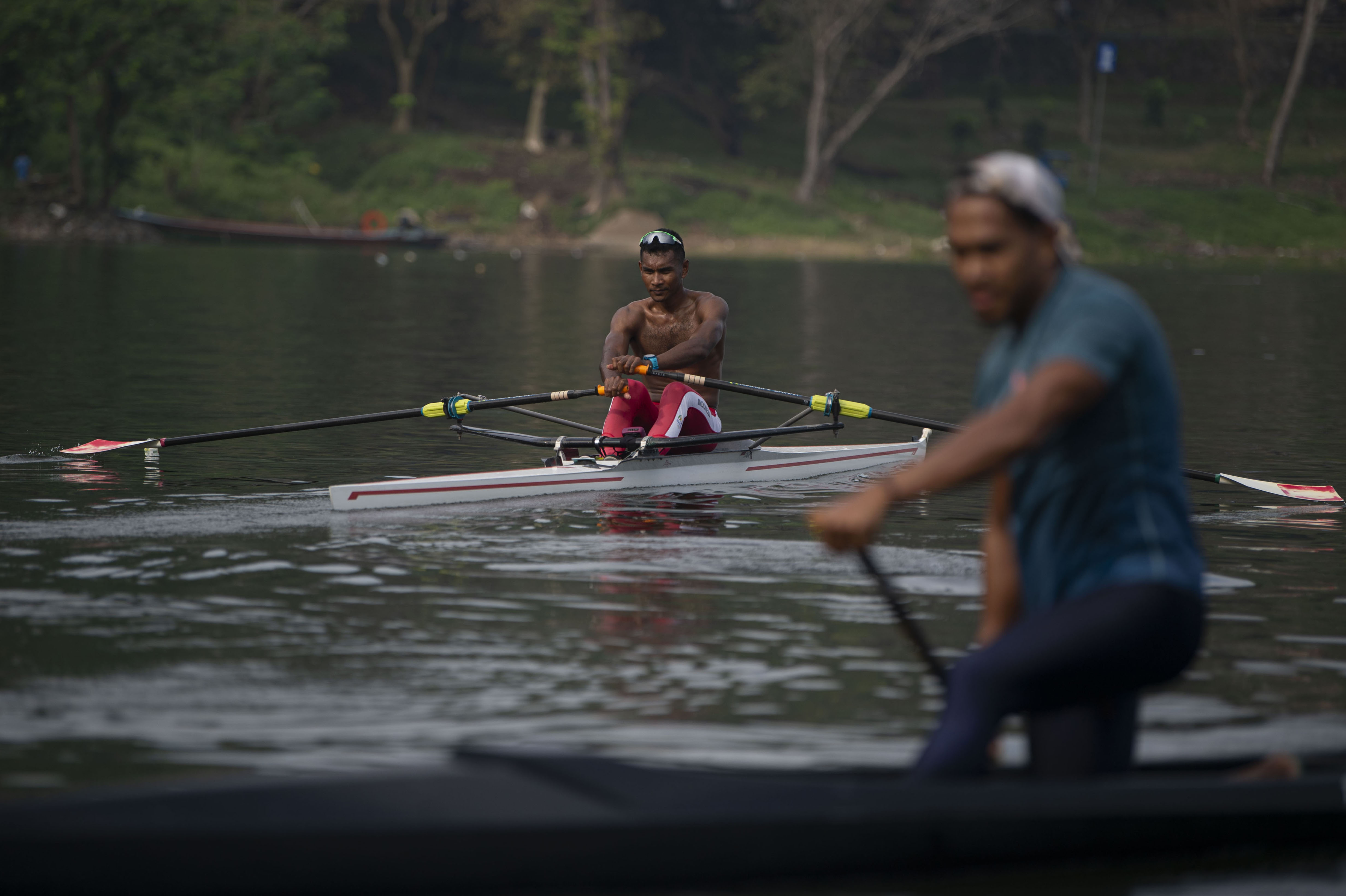 Atlet dayung nomor rowing La Memo (kiri) berlatih dalam Pelatnas Dayung di Waduk Jatiluhur, Kabupaten Purwakarta, Jawa Barat.