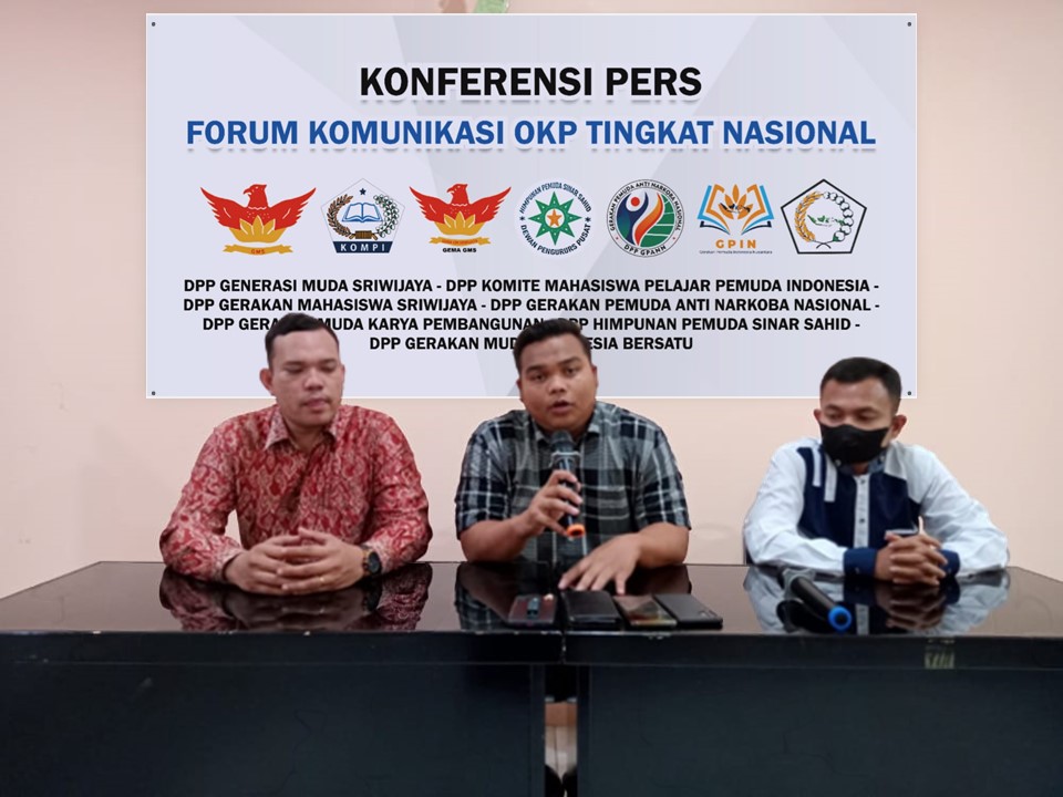 Koordinator Forkom (OKP) tingkat nasional Saad Budiman Lubis (tengah) memberi penjelasan pada konferensi pers, Kamis (7/4).