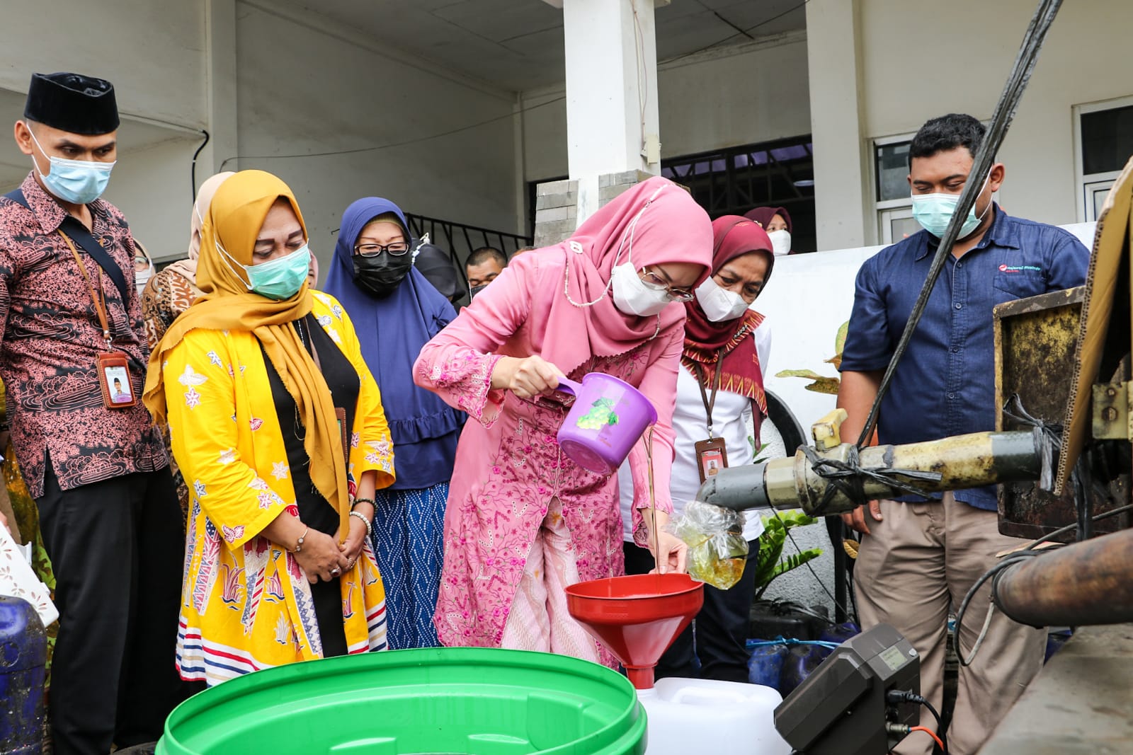 Bupati Purwakarta, Anne Ratna Mustika saat meninjau operasi pasar minyak goreng curah, Kamis (21/4). 