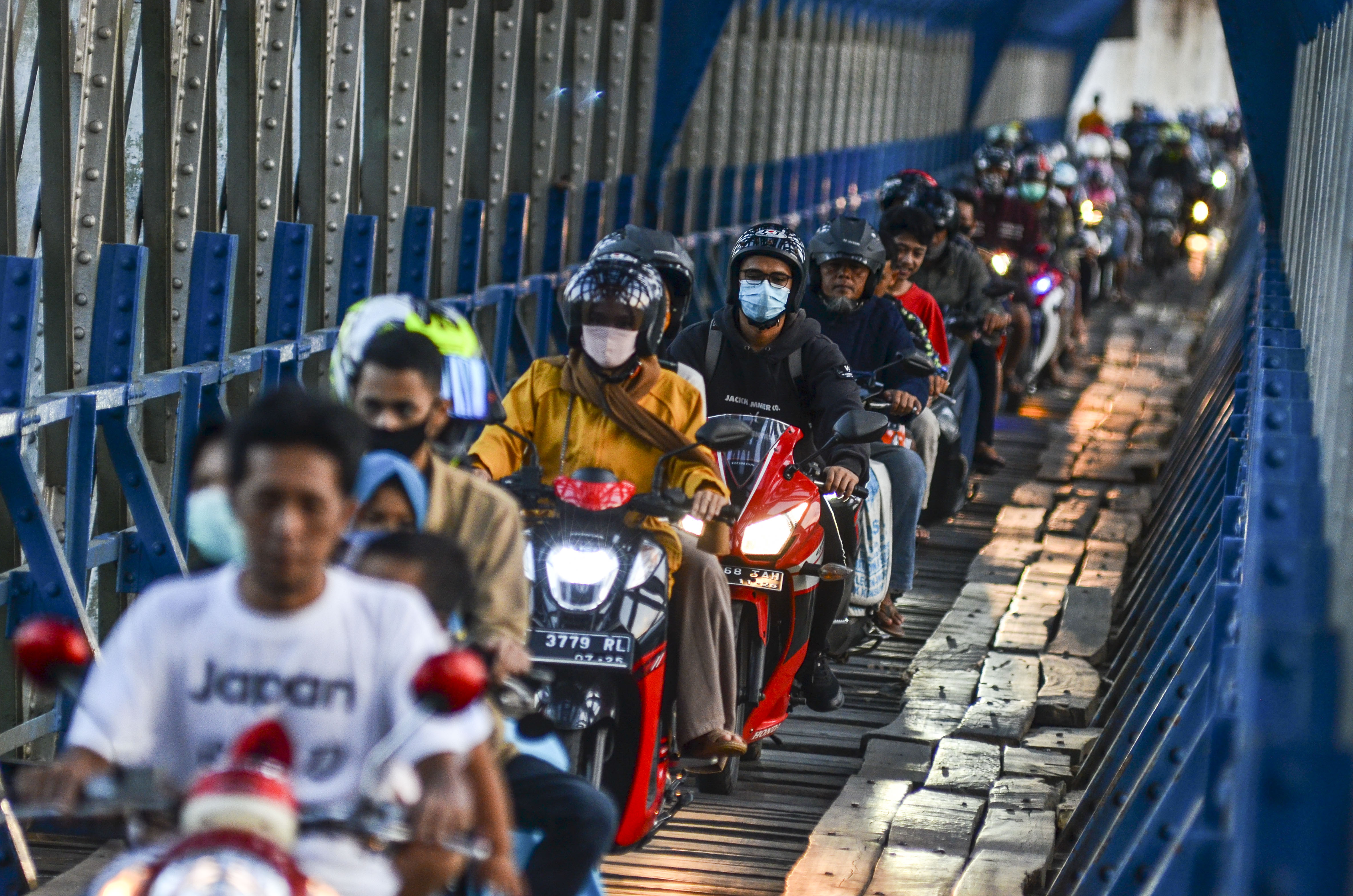 Pengendara motor melintasi jalur alternatif selatan terowongan Cirahong di Jawa Barat.