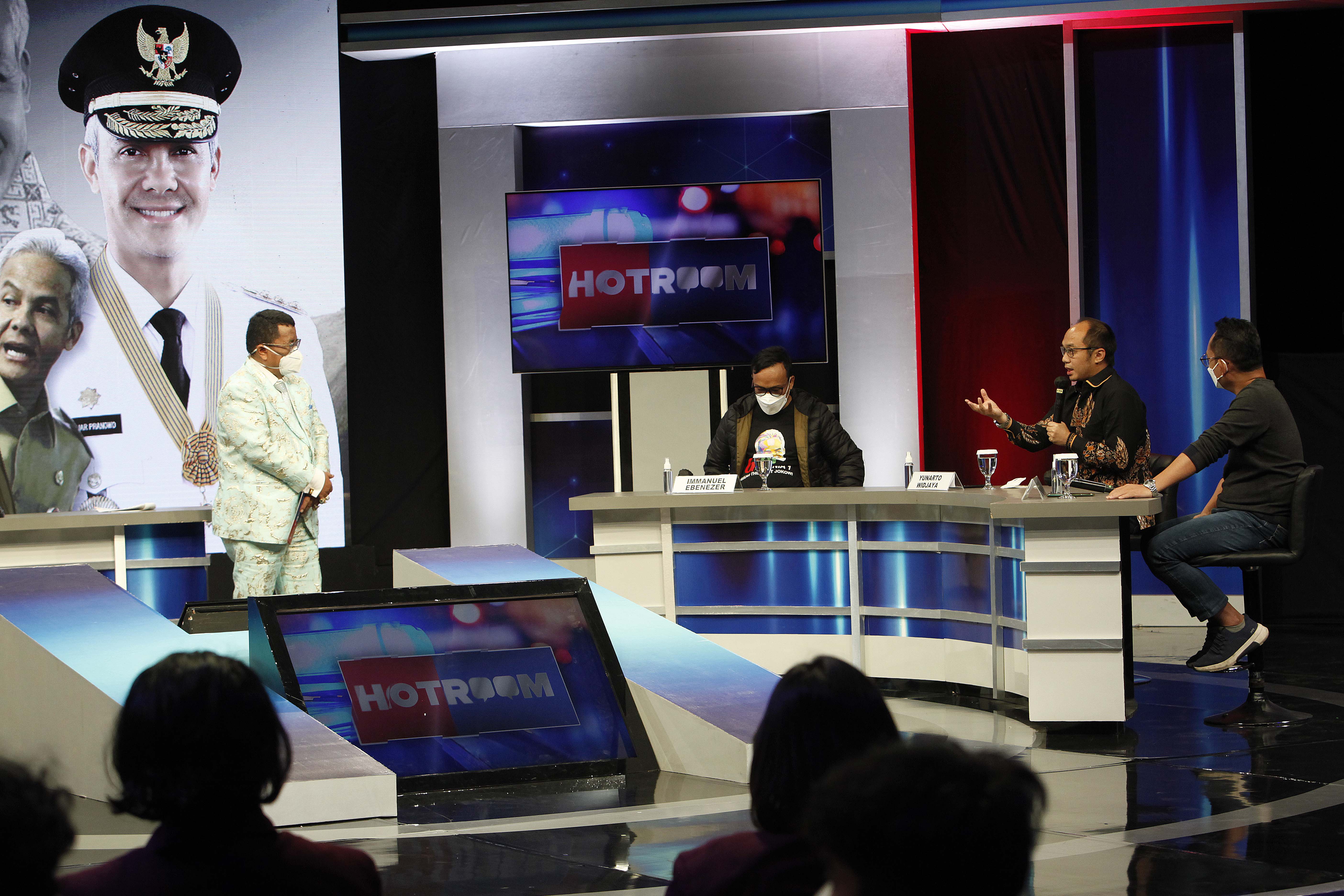 Direktur Eksekutif Charta Politika Yunarto Wijaya (kedua kanan) memberikan pandangannya saat hadir dalam acara Hot Room di Grand Studio Metr