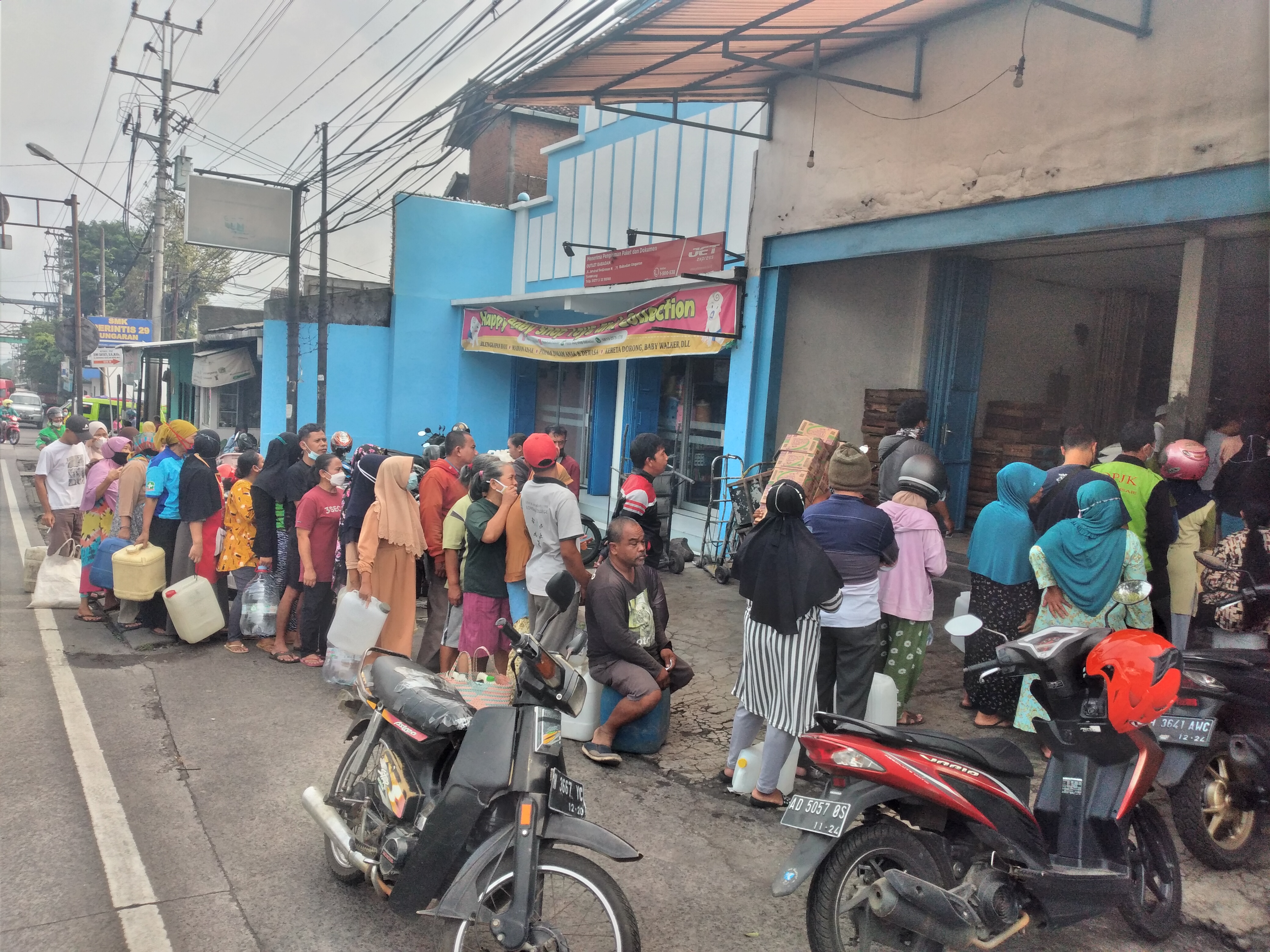 Warga mengantre membeli minyak goreng di Semarang, Jawa tengah
