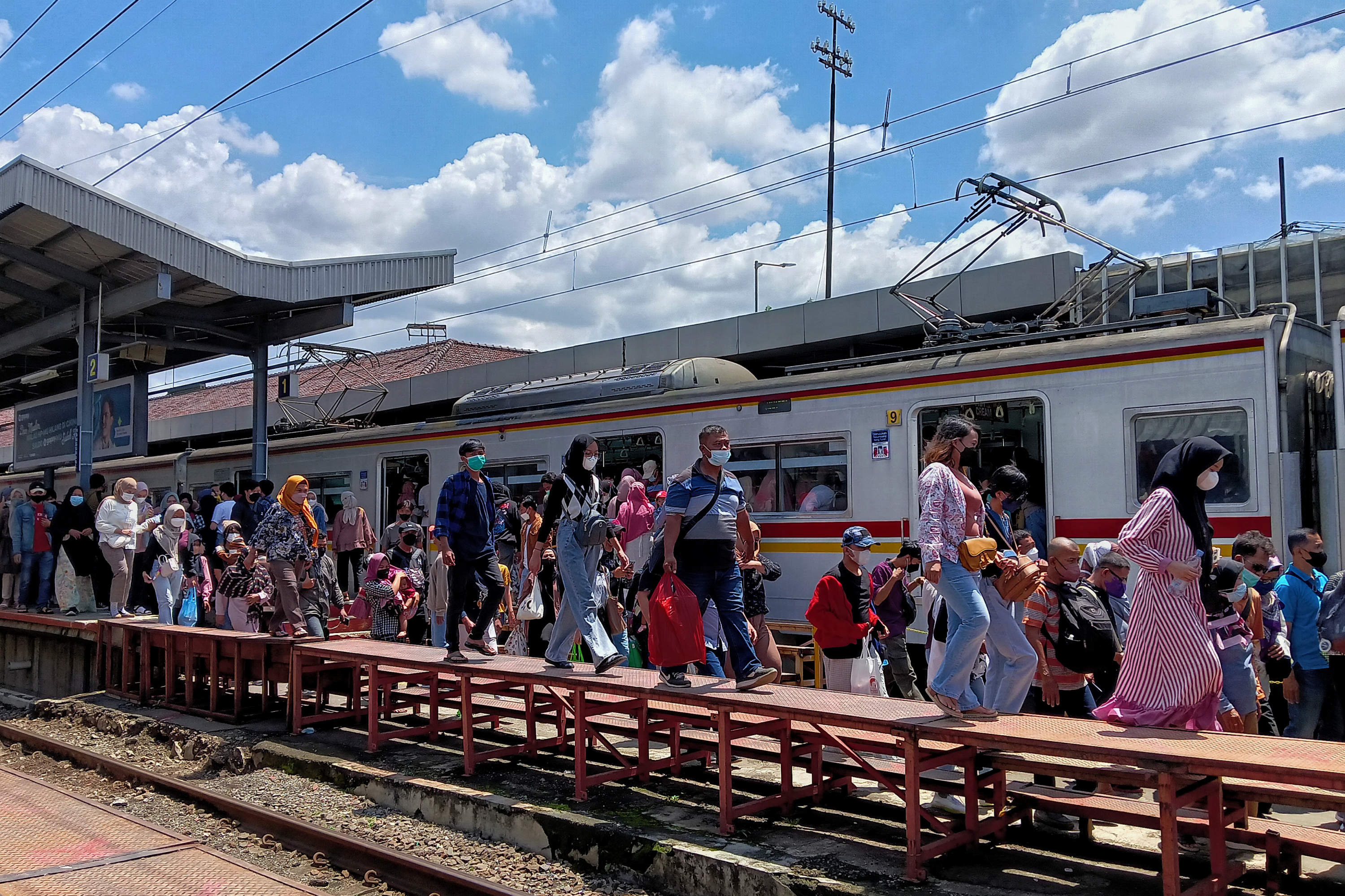 Sejumlah calon penumpang KRL saat berjalan di Stasiun Manggarai, Jakarta.