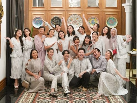 Perayaan iftar diselenggarakan dengan teman-teman Ayla dan Alika yang berlangsung pada 4 April 2022 di Plataran Menteng, Jakarta Pusat.