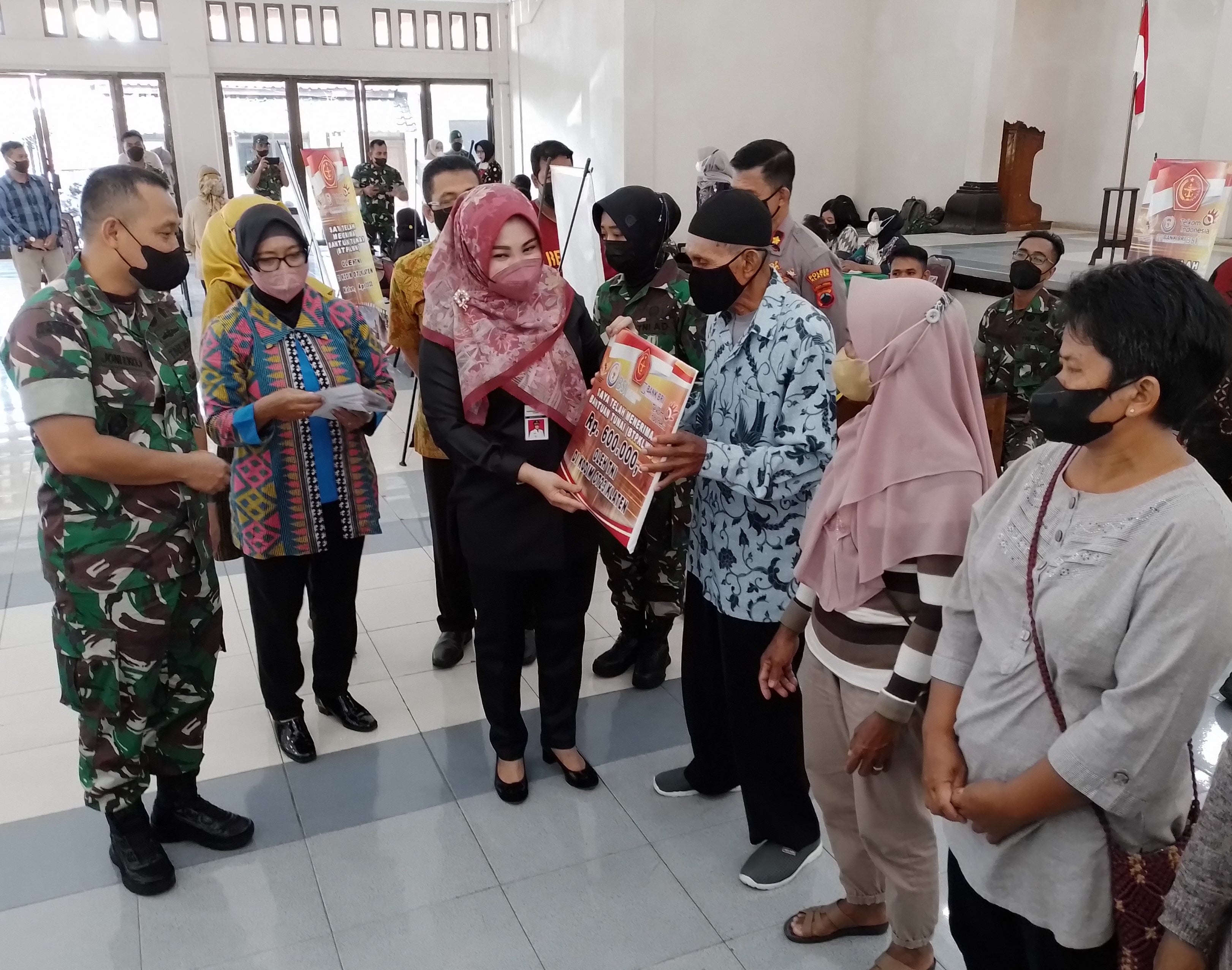  Bupati Sri Mulyani dan Komandan Kodim 0723 Klaten, Letkol (Inf) Joni Eko Prasetyo menyerahkan bantuan kepada warga
