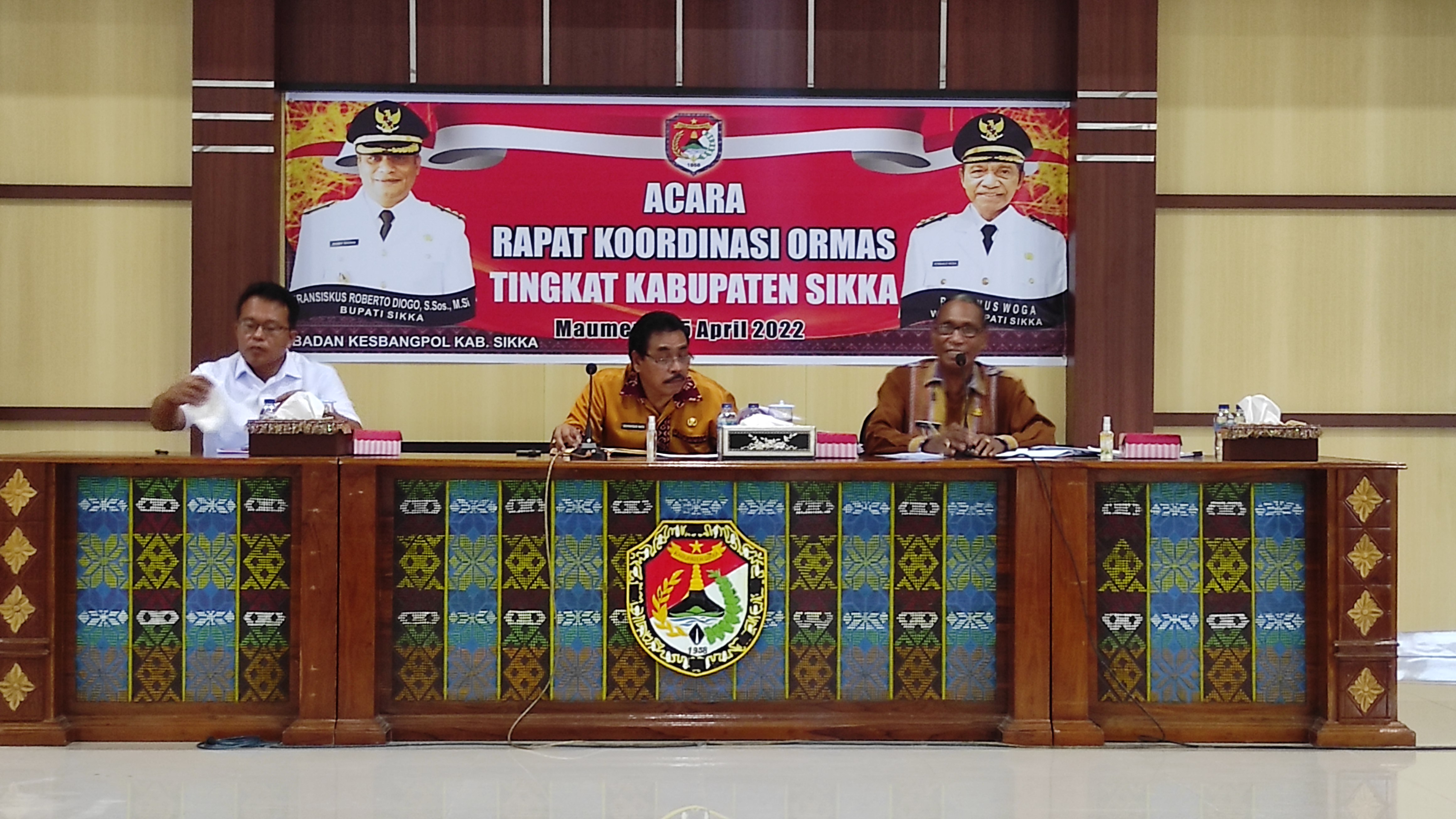 Asisten Pemerintahan dan Kesra Pemkab Sikka, Ekon Bernadus Ratu (tengah) saat rapat koordinasi ormas tingkat kabupaten, Selasa (5/4)