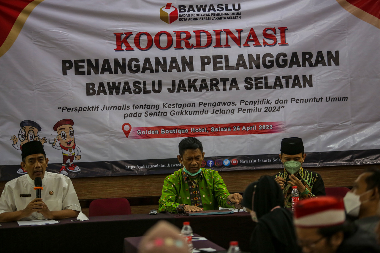 Koordinator Divisi Penindakan Pelanggaran Bawaslu Jaksel Abdul Salam (kiri) saat acara Koordinasi Penanganan Pelanggaran Bawaslu Jaksel. 