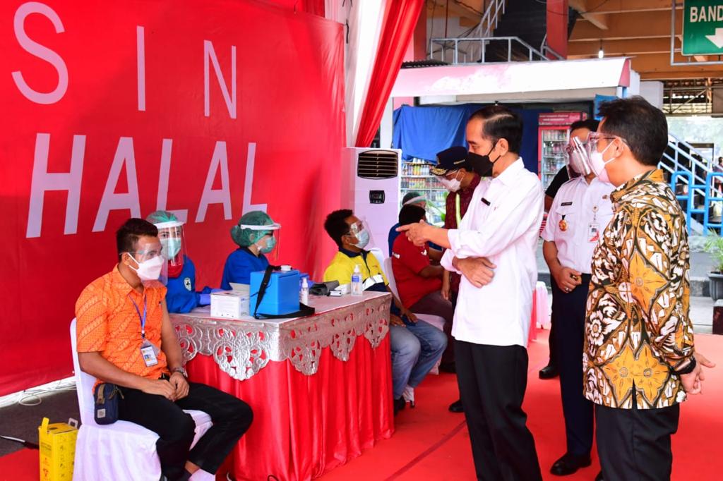 Presiden Joko Widodo saat meninjau pelaksanaan vaksinasi Covid-19.