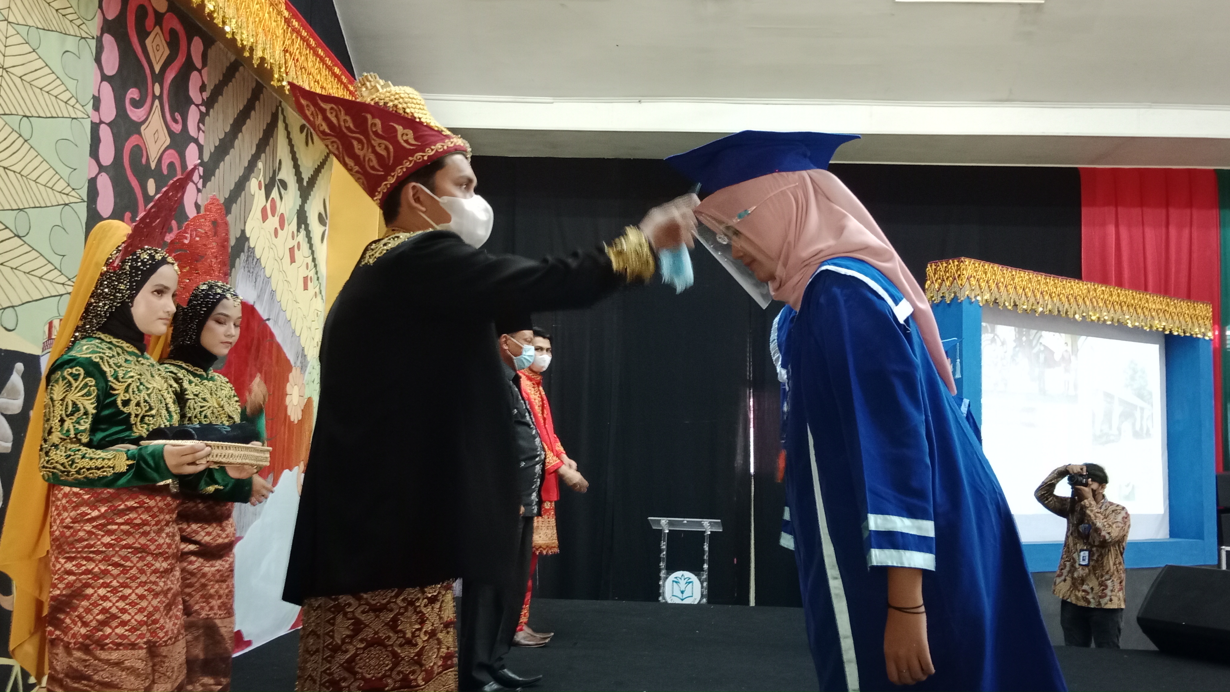  Acara wisuda lulusan SD, SMP dan SMA, Sekolah Sukma Bangsa, Pidie, Rabu (30/3). 