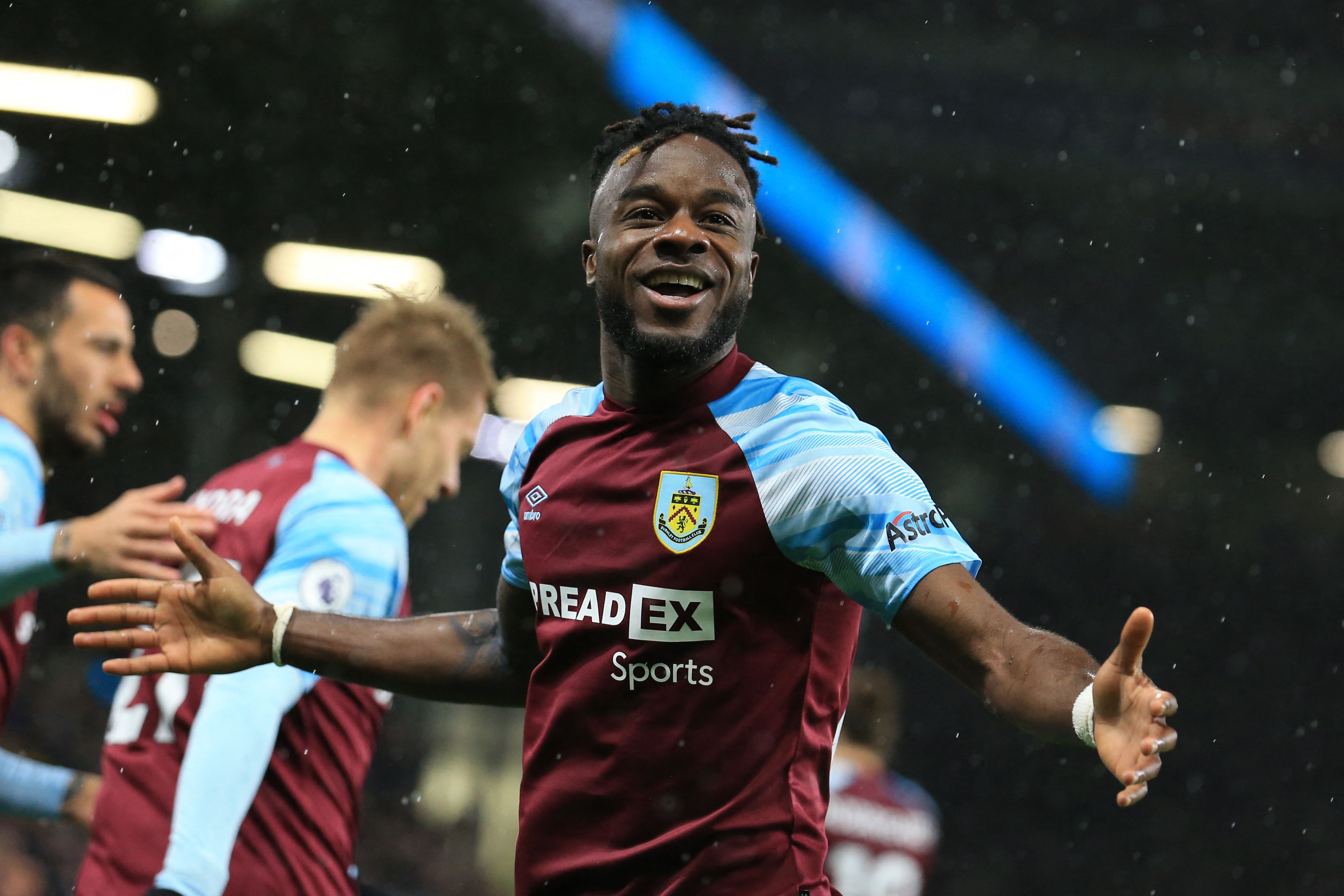 Bek Burnley Maxwel Cornet melakukan selebrasi usai mencetak gol ke gawang Everton di laga Liga Primer Inggris.