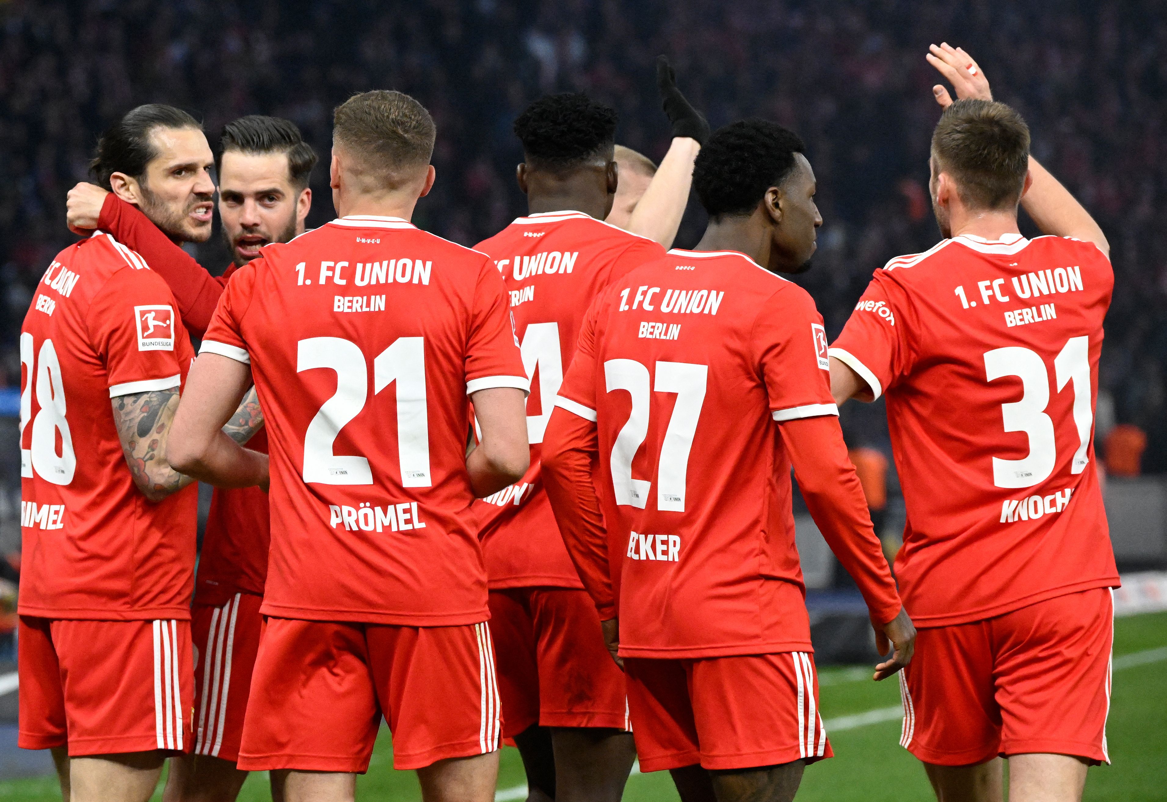 Para pemain Union Berlin melakukan selebrasi usai mencetak gol ke gawang Hertha Berlin di laga Bundesliga.