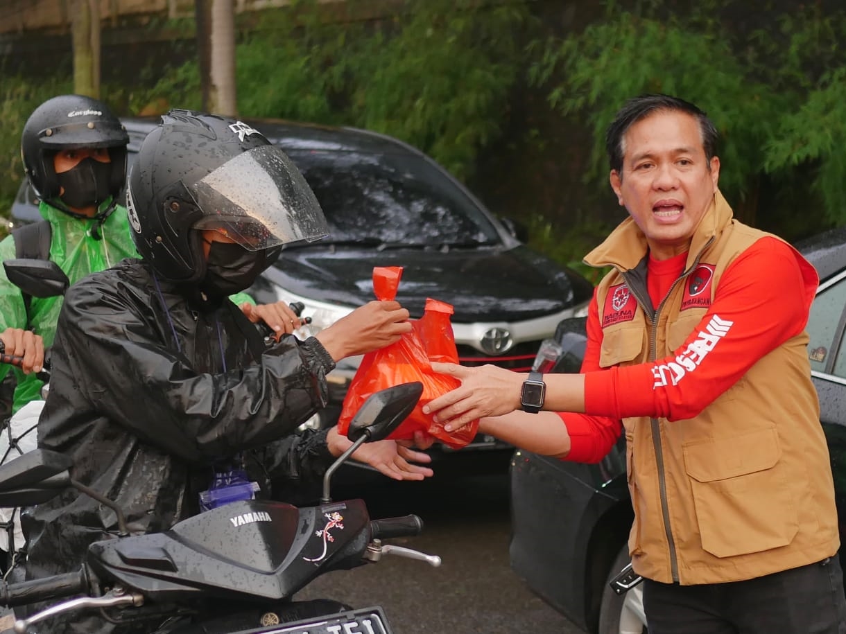 Baguna PDIP Tangerang Selatan Bagikan Takjil kepada Warga