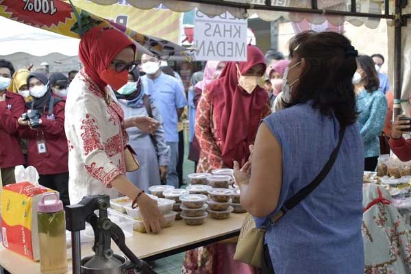 Ketua Dekranasda Kalteng Ivo Sugianto Sabran saat membeliproduk pelaku IKM dalam event Gebyar Safari Ramadhan