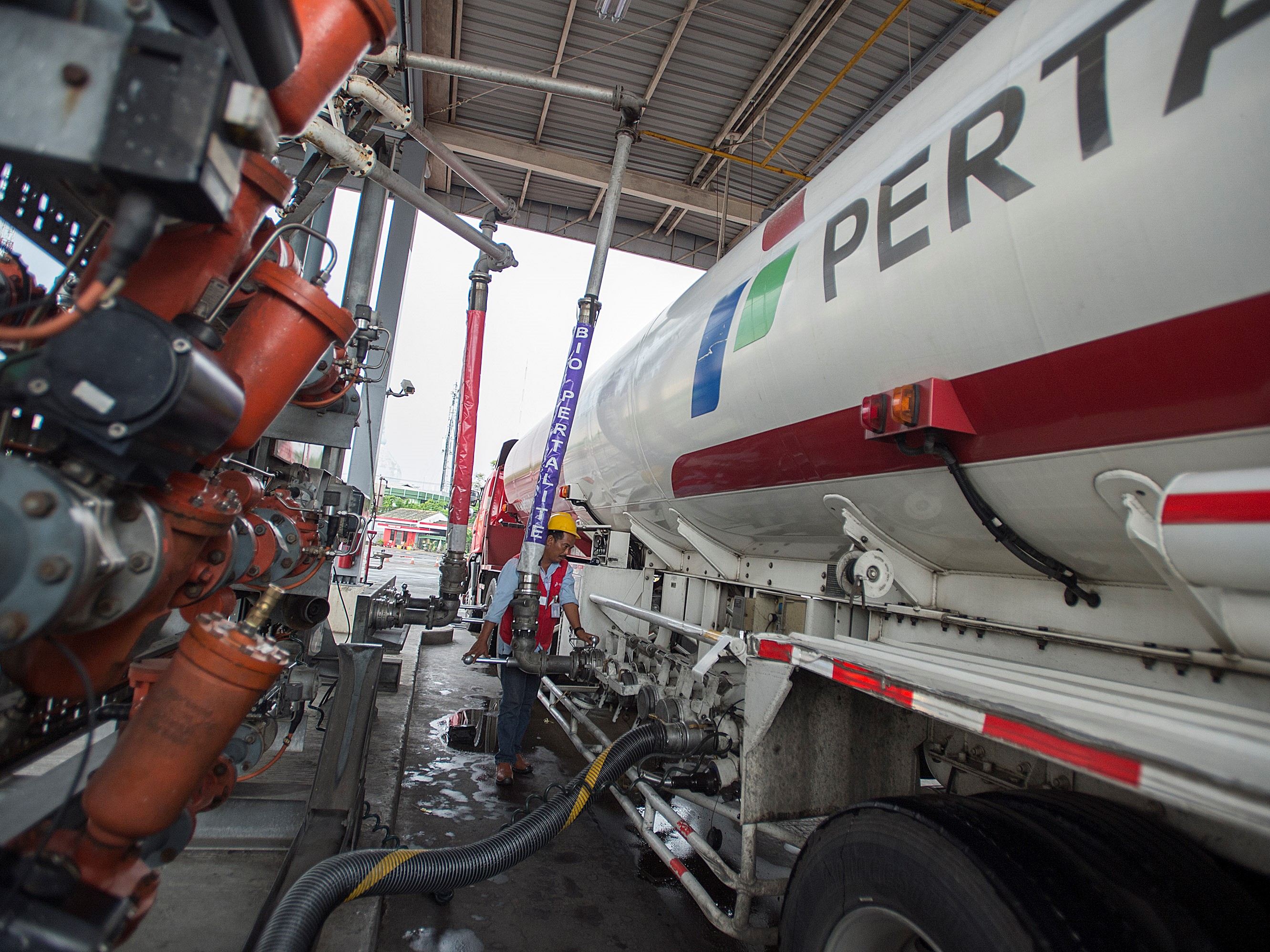 Petugas mengisi BBM jenis pertalite ke mobil tangki BBM untuk didistribusikan ke sejumlah SPBU di wilayah Jatim, beberapa waktu lalu.