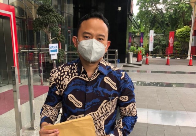 Lucky Omega Hassan selaku kuasa hukum Raden Dwidjono Putrohadi di Gedung KPK.