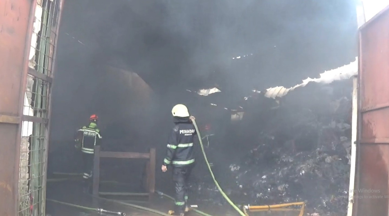 KEBAKARAN hebat melanda sebuah gudang pabrik pemintalan majun di Katapang, Kabupaten Bandung, Jawa Barat, Kamis (7/4/2022) pagi.