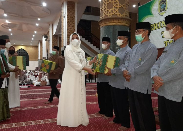 Bupati Sri Mulyani menyerahkan secara simbolis bantuan sembako untuk tenaga harian lepas dan petugas kebersihan Masjid Agung Al Aqsha.