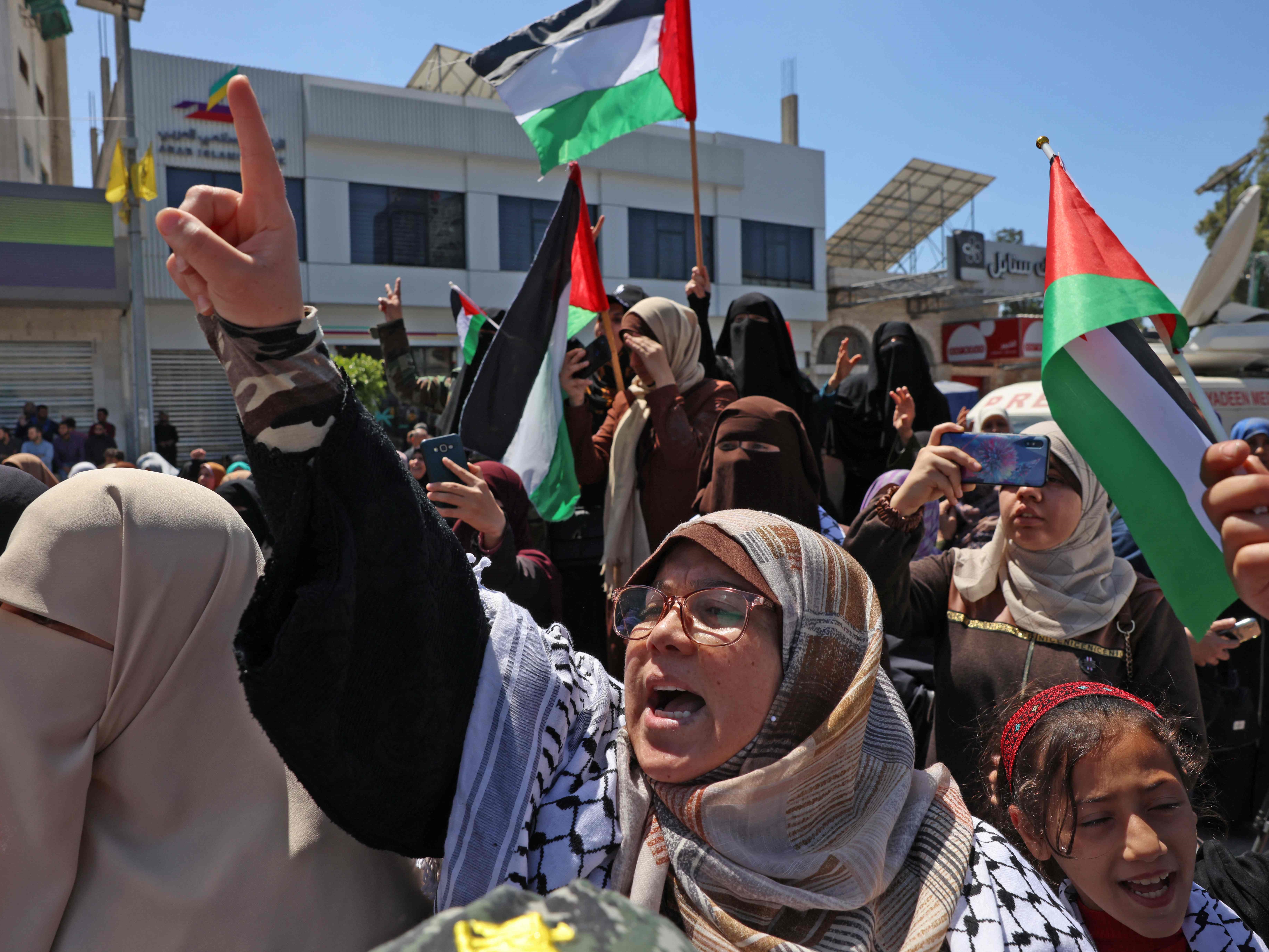 Pendukung gerakan Hamas Palestina dan Jihad Islam berkumpul setelah salat Jumat di Kota Gaza pada 15 April 2022.