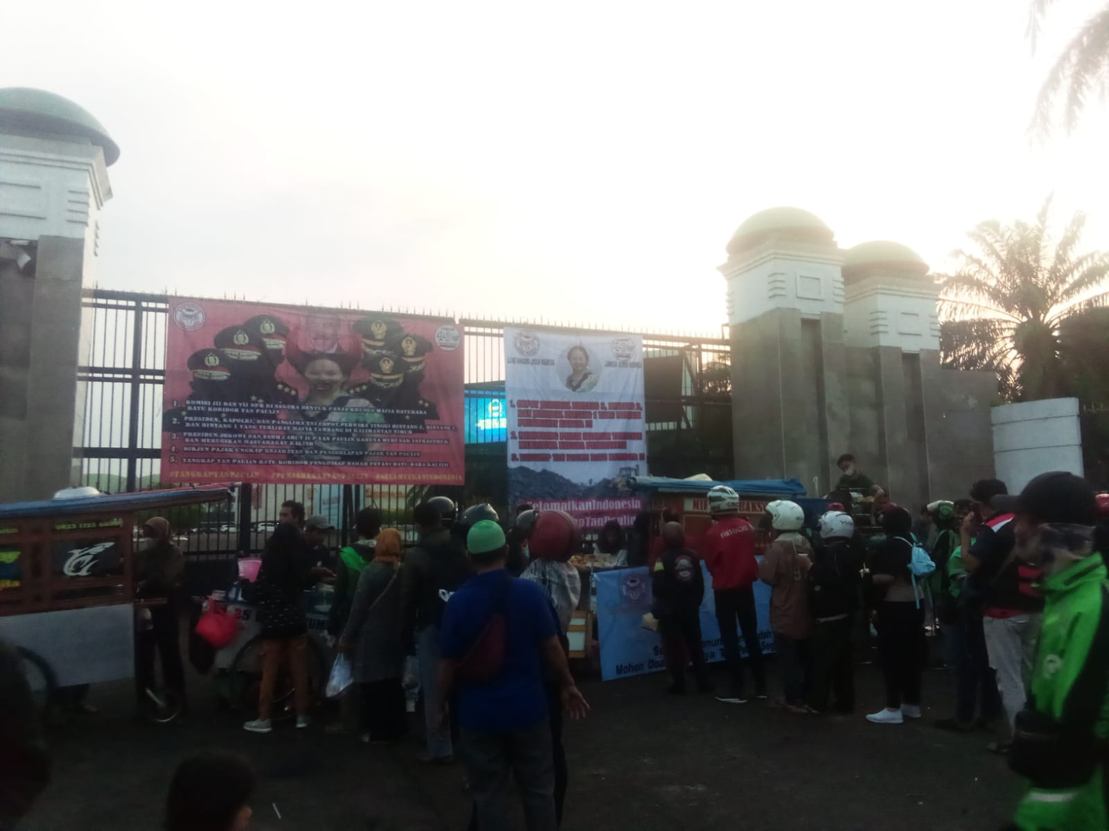 Massa dari Jaringan Aktivis  Indonesia kembali melakukan aksi di depan DPR - MPR RI sambil membagikan takjil kepada pengendara roda dua dan 