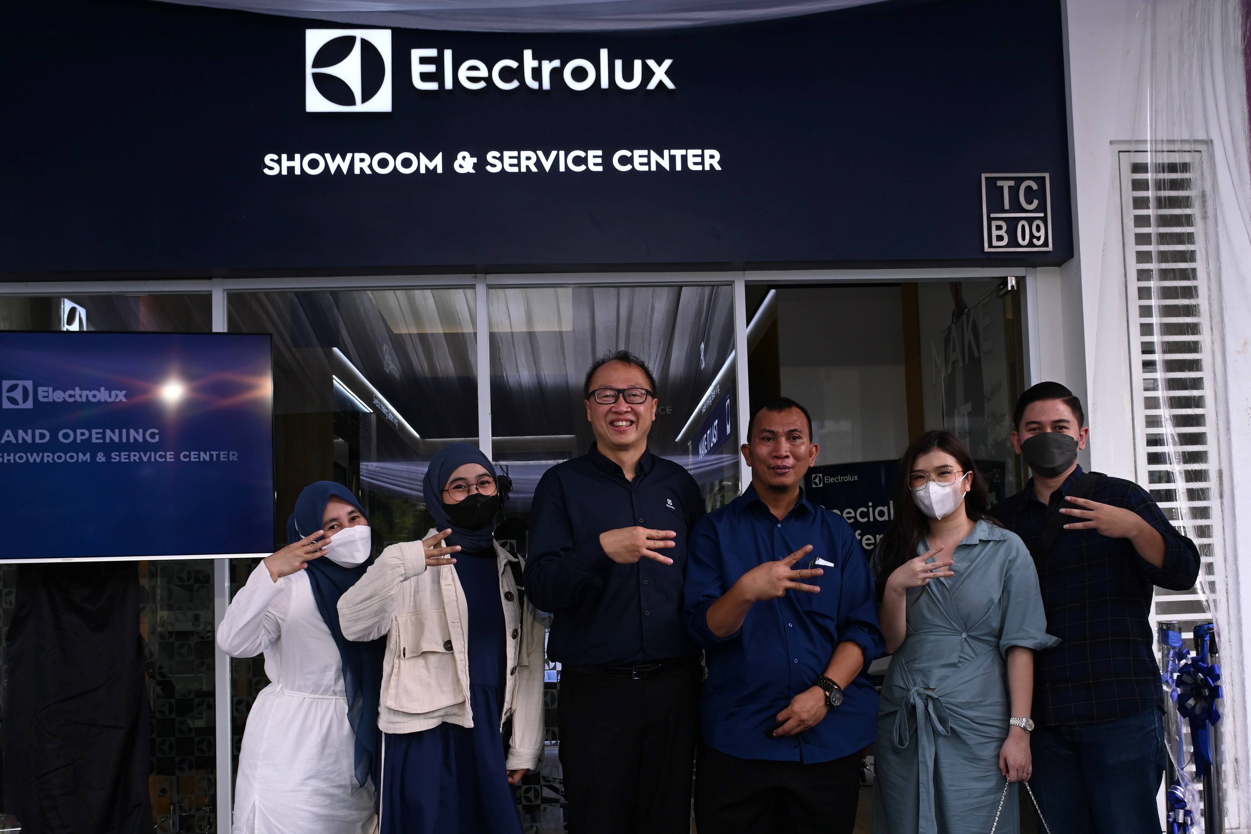 Upacara pembukaan pusat layanan dan showroom eksklusif Electrolux di Summarecon Bekasi.