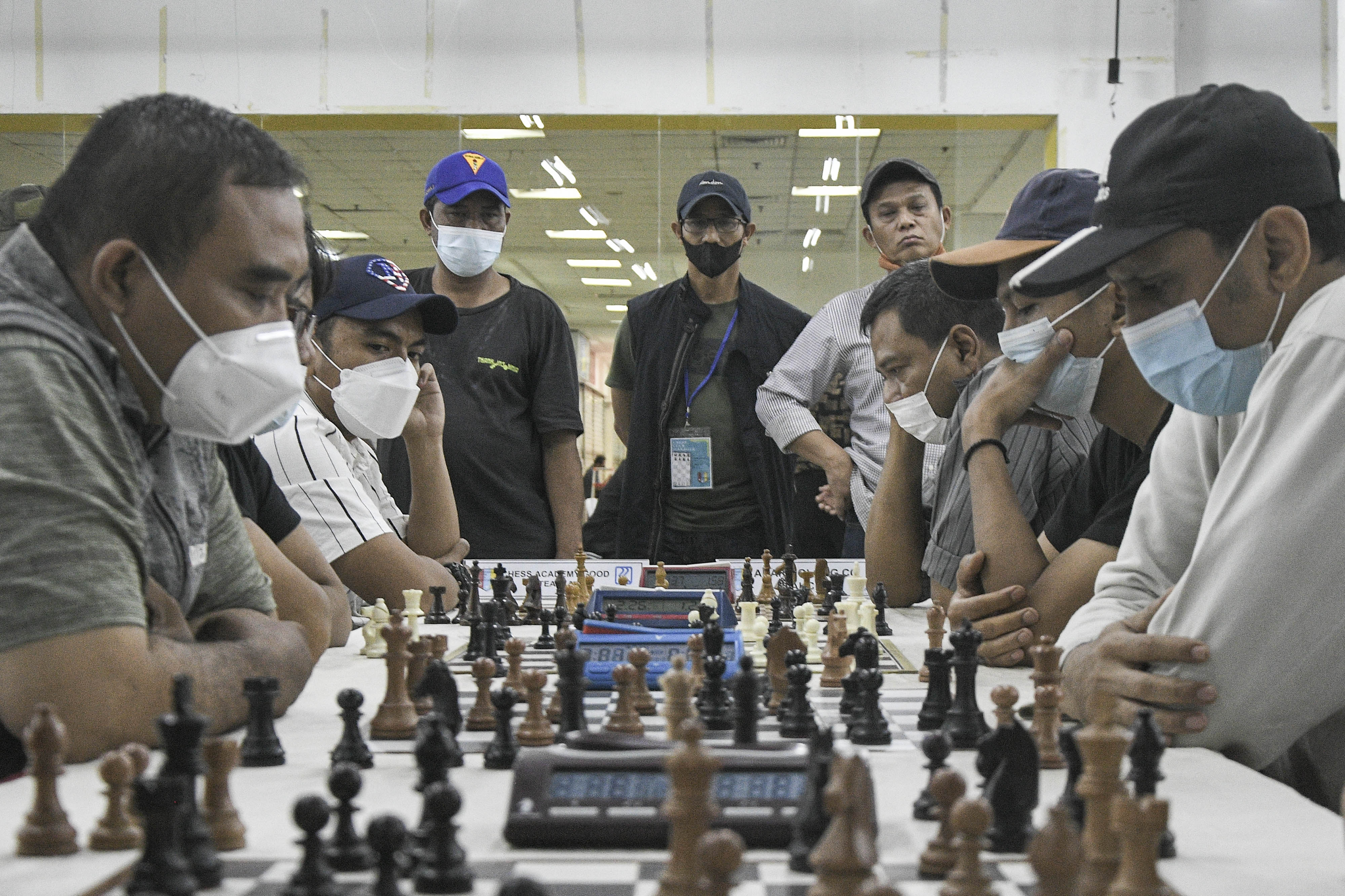 Ilustrasi--Sejumlah penonton mengamati peserta kejuaraan lomba catur cepat di pusat perbelanjaan di Jakarta Timur.
