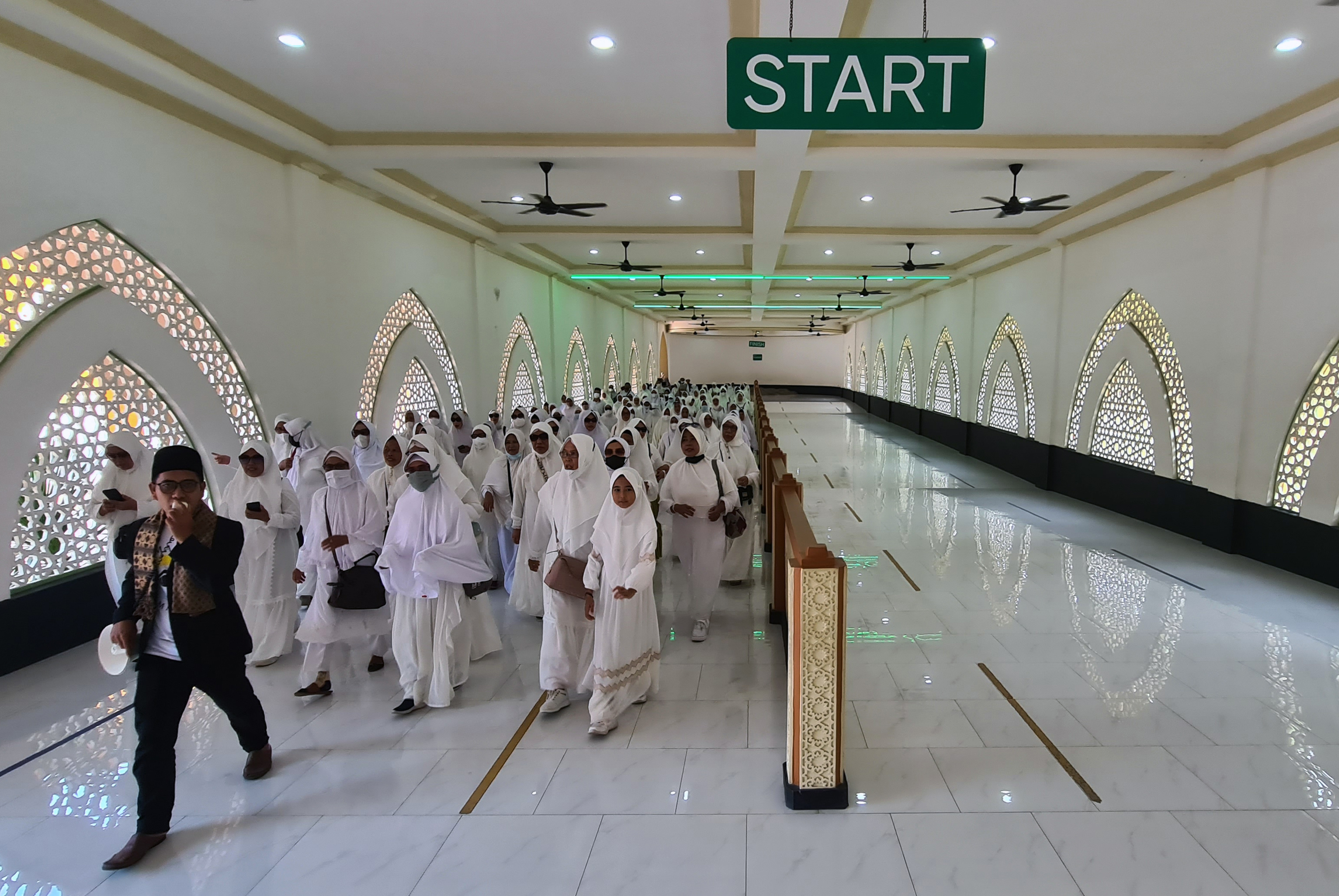 Jemaah calon haji mengikuti pelatihan manasik di Al Mahmudah Manasik Haji Training Centre Setu, Tangerang Selatan, Minggu (20/3/2022).