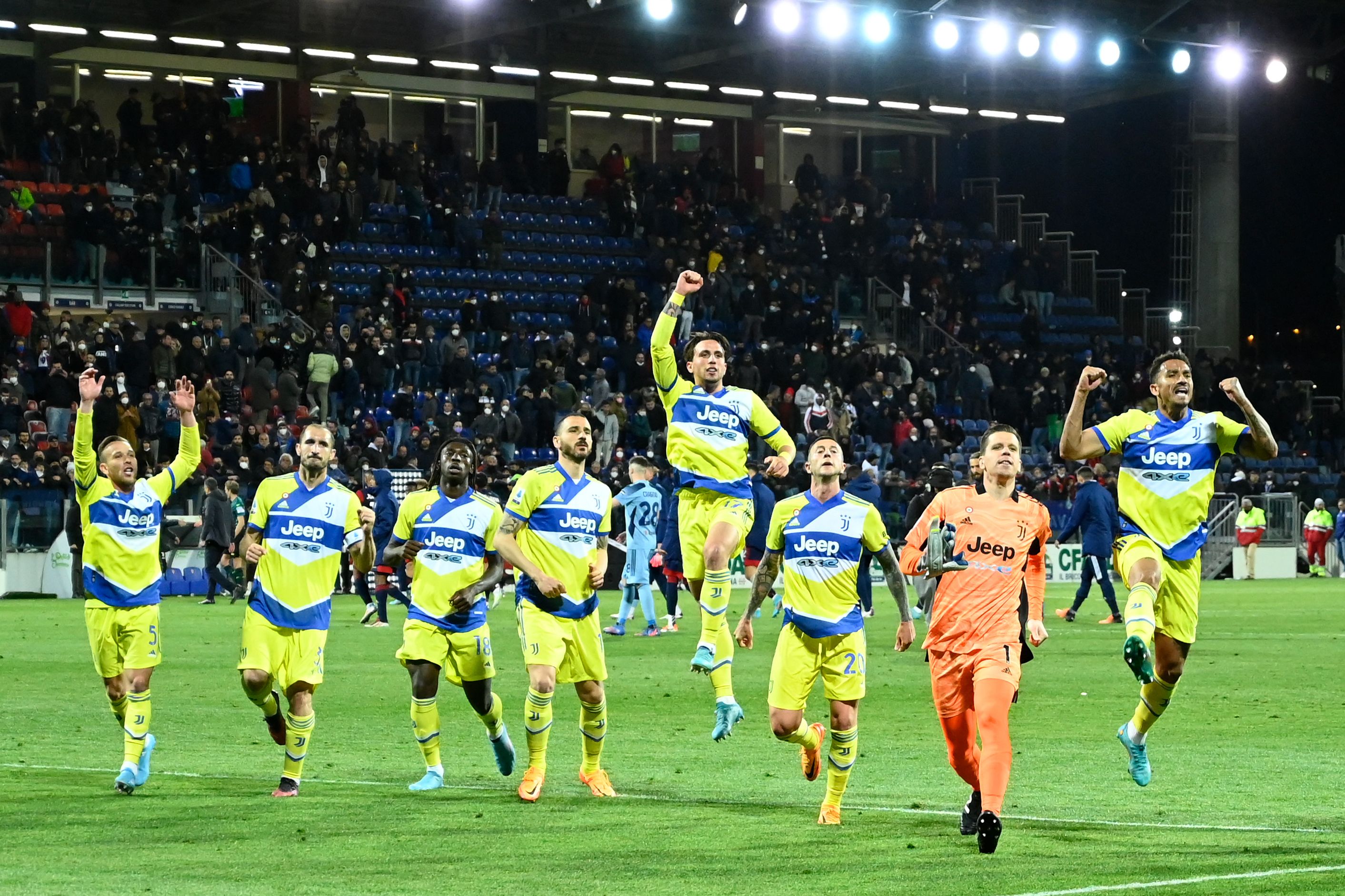 Para pemain Juventus merayakan kemenangan mereka atas Cagliari di laga Serie A.