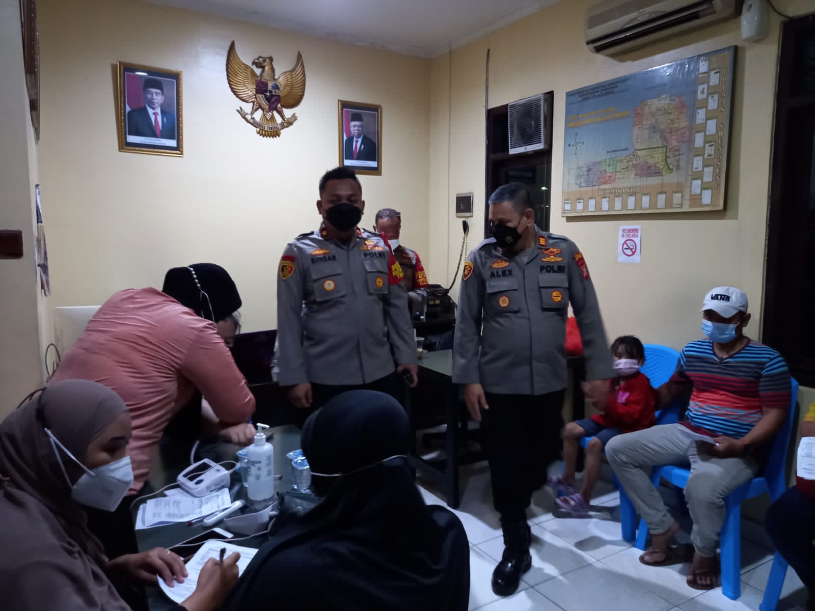 Polisi Gelar Vaksinasi Covid-19 pada Malam Hari di Kembangan