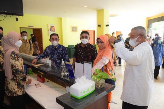 Anggota Komisi X DPR RI Andreas Hugo Pareira saat mengikuti kunjungan kerja reses Komisi X DPR RI meninjau Teras 1 Malioboro, di Yogyakatta.