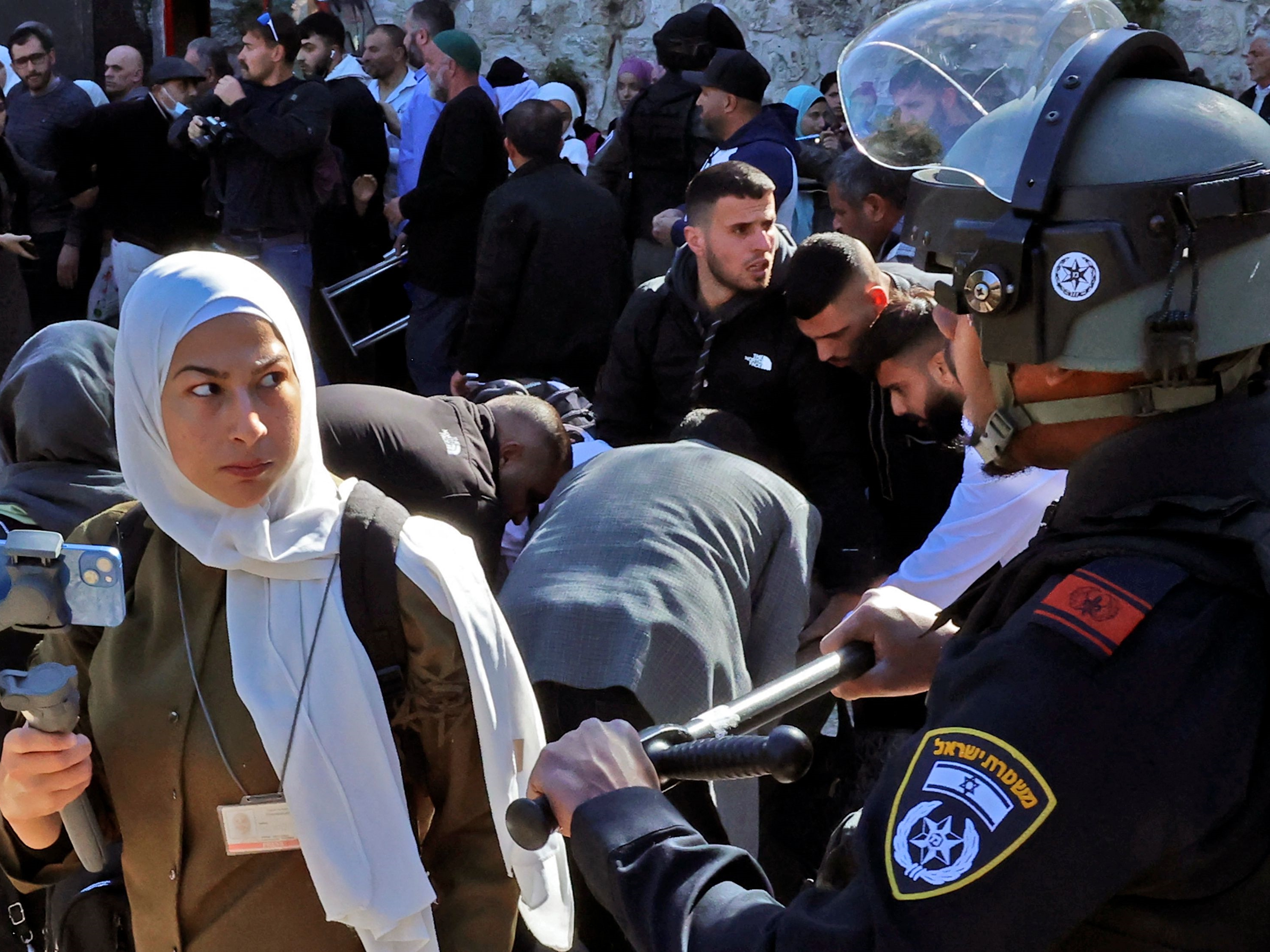 Pasukan keamanan Israel mencegah warga Palestina memasuki kompleks masjid al-Aqsa untuk menghadiri salat Jumat, pada 15 April 2022.