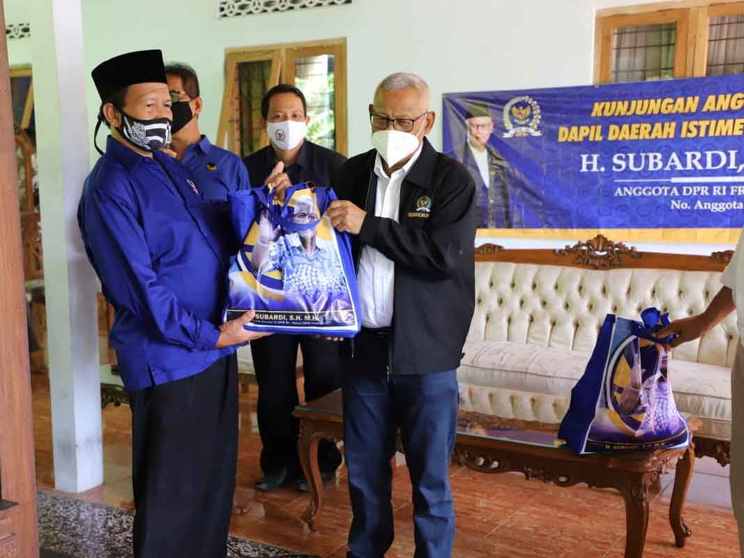 Nasdem: Ketua DPW Partsi NasDem DIY Subardi (kanan) menyerahkan bantuan sembako Ramadan untuk pengurus DPD Partai NasDem Kulonprogo.