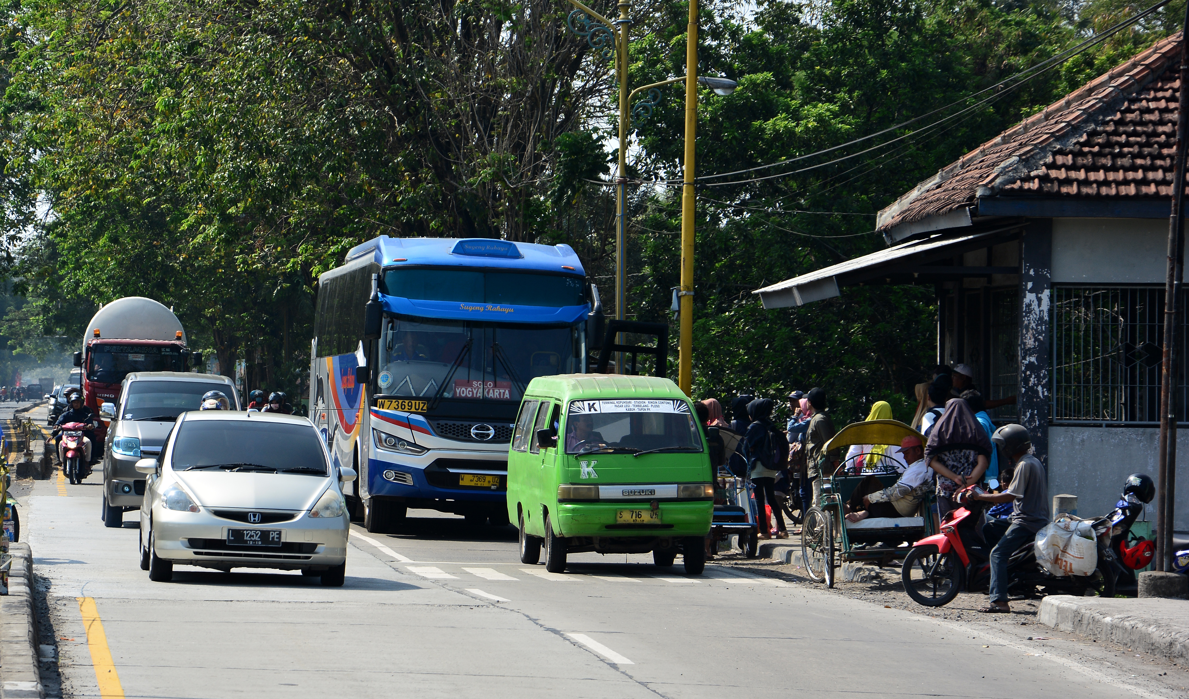 Ilustrasi: Bus dan angkot mengambil penumpang tidak pada tempatnya di terminal bayangan