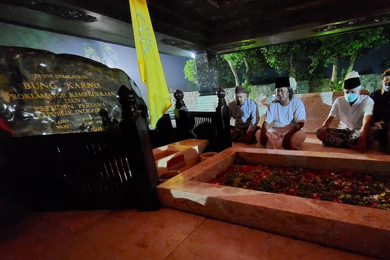 Gubernur Jateng Ganjar Pranowo, bersama Gus Muwafiq, berziarah ke makam Presiden Pertama RI Bung Karno di Kecamatan Sananwetan, Kota Blitar