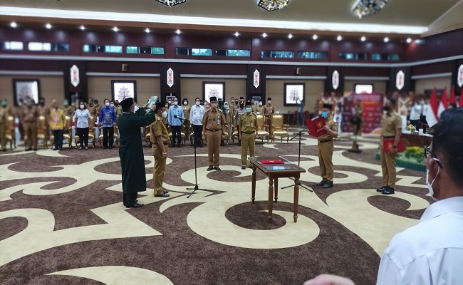 Gubernur Kalimantan Tengah Sugianto Sabran melantik H Nuryakin sebagai Sekretaris Daerah