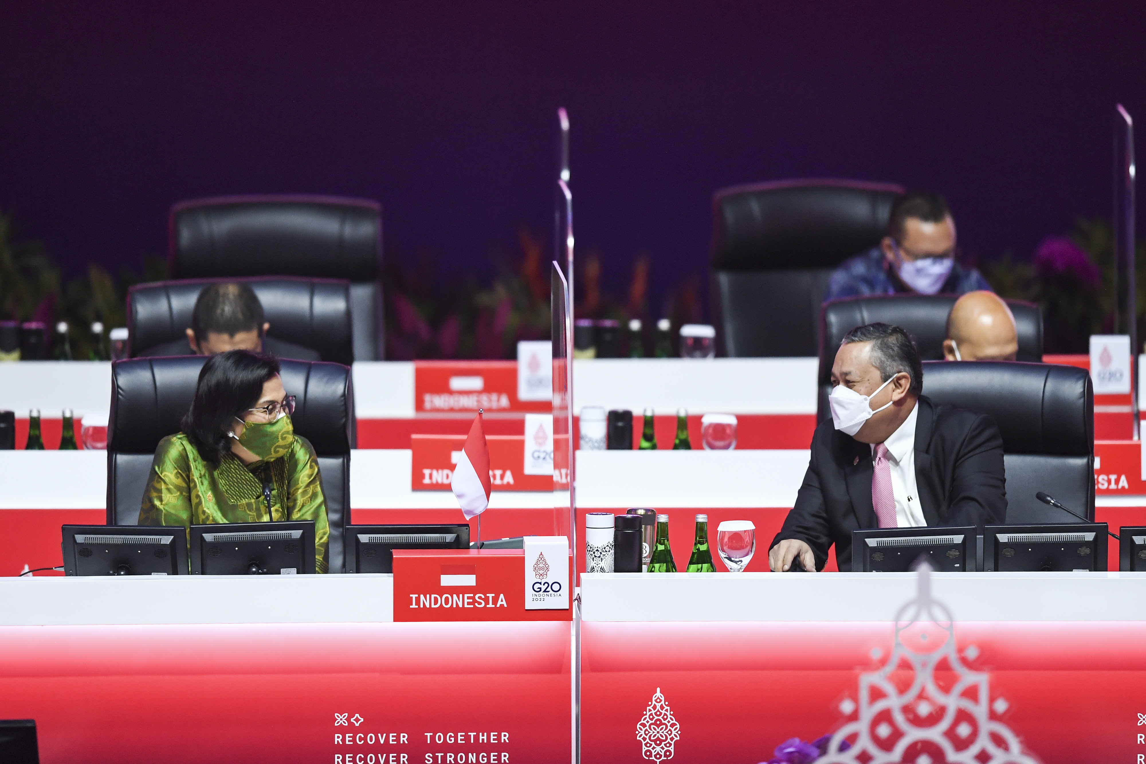 Menkeu Sri Mulyani berbincang dengan Gubernur BI Perry Warjiyo dalam pertemuan G20.
