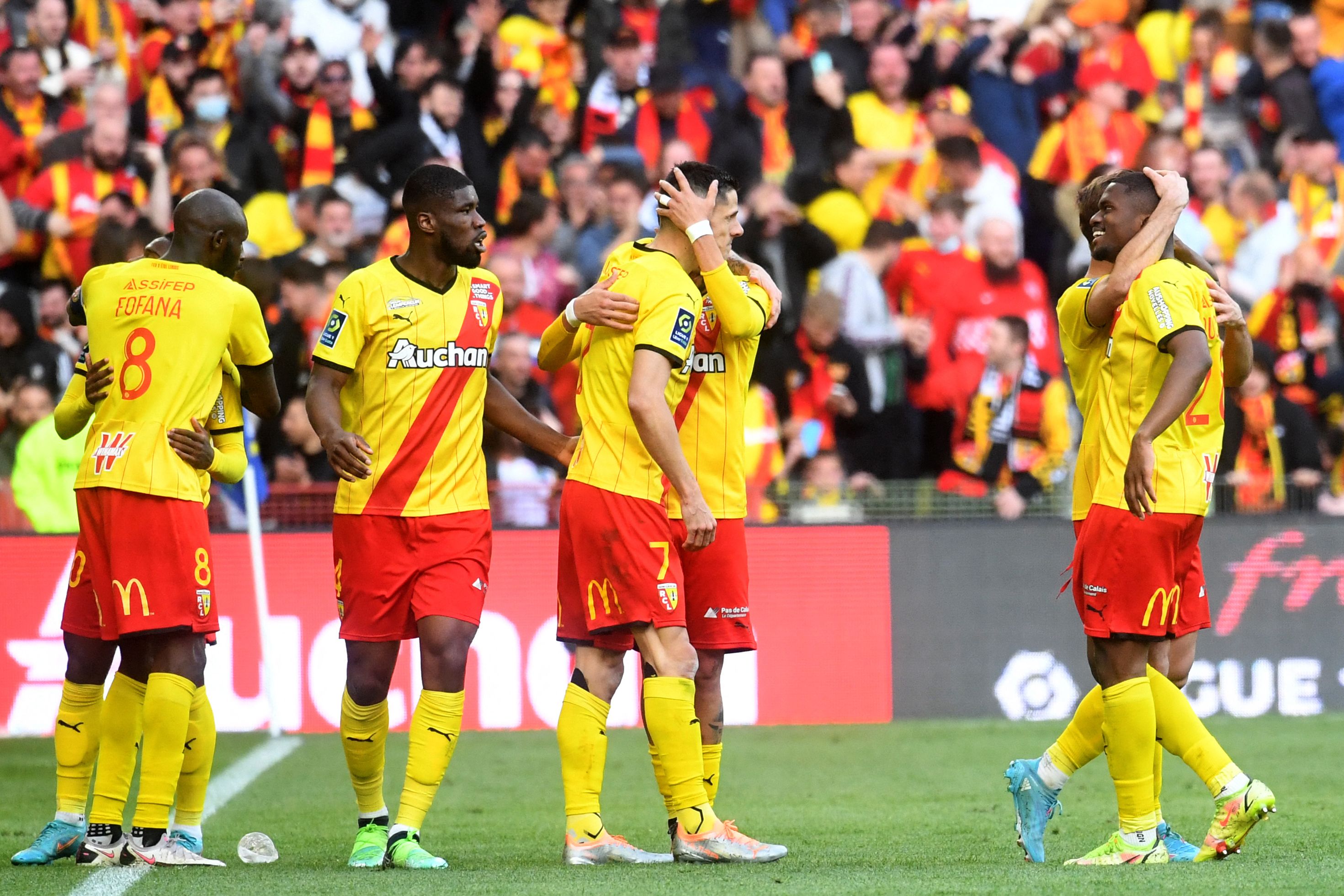 Para pemain Lens melakukan selebrasi usai mencetak gol ke gawang Nice di laga Ligue 1.