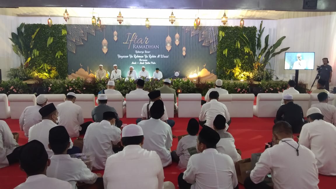 Acara Iftar Ramadan Keluarga Besar Yayasan Ya Rahman Ya Rahim Al Waasi bersama yatim piatu di Wisma Serbaguna Senayan, Jakarta.