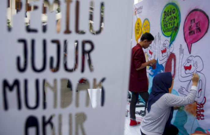 Ilustrasi - Mahasiswa ISI Surakarta membuat mural dengan tema pemilu di Pasar Gede, Solo.