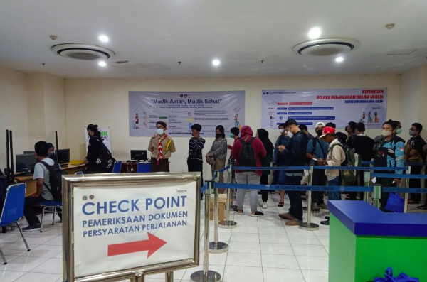 Antrean penumpang bus di Terminal Terpadu Pulogebang, Jakarta Timur, pada arus mudik Lebaran 2022, Sabtu (30/4/2022).